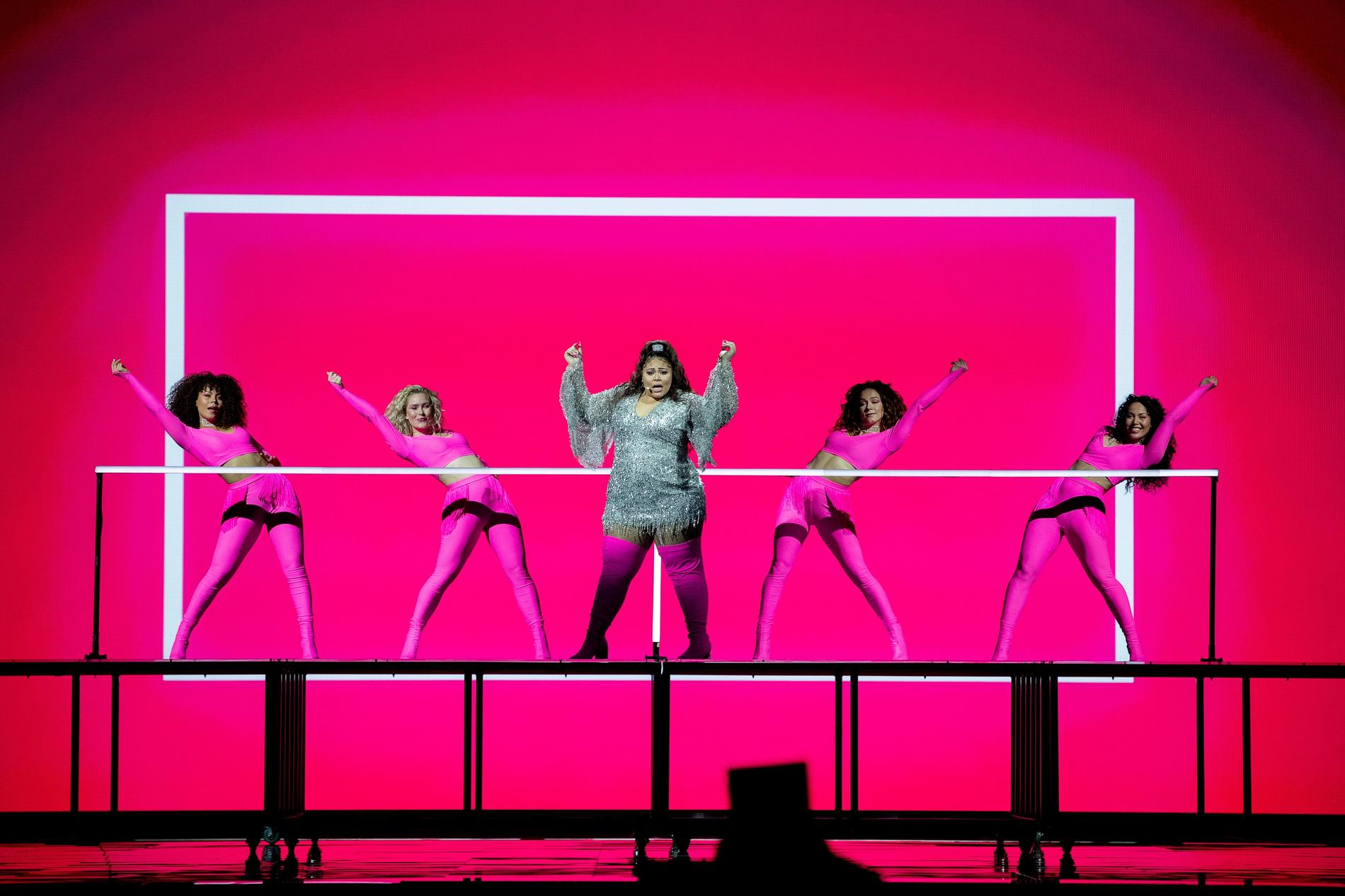 Maltas artist Destiny repar på Eurovision-scenen tillsammans med sina svenska dansare. Från vänster Kim Pastor, Pauline Eddeborn, Milena Jacuniak och Jennifer Pacaanas.