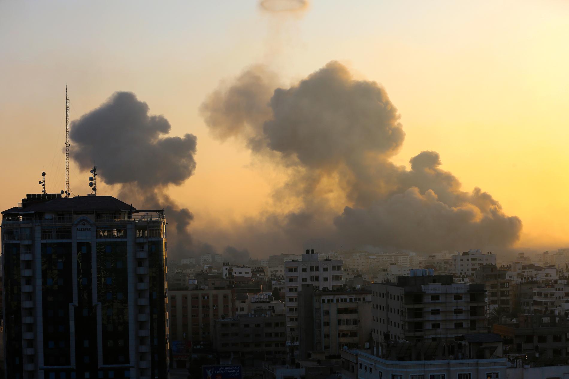Rök stiger efter attacker mot Gaza City.