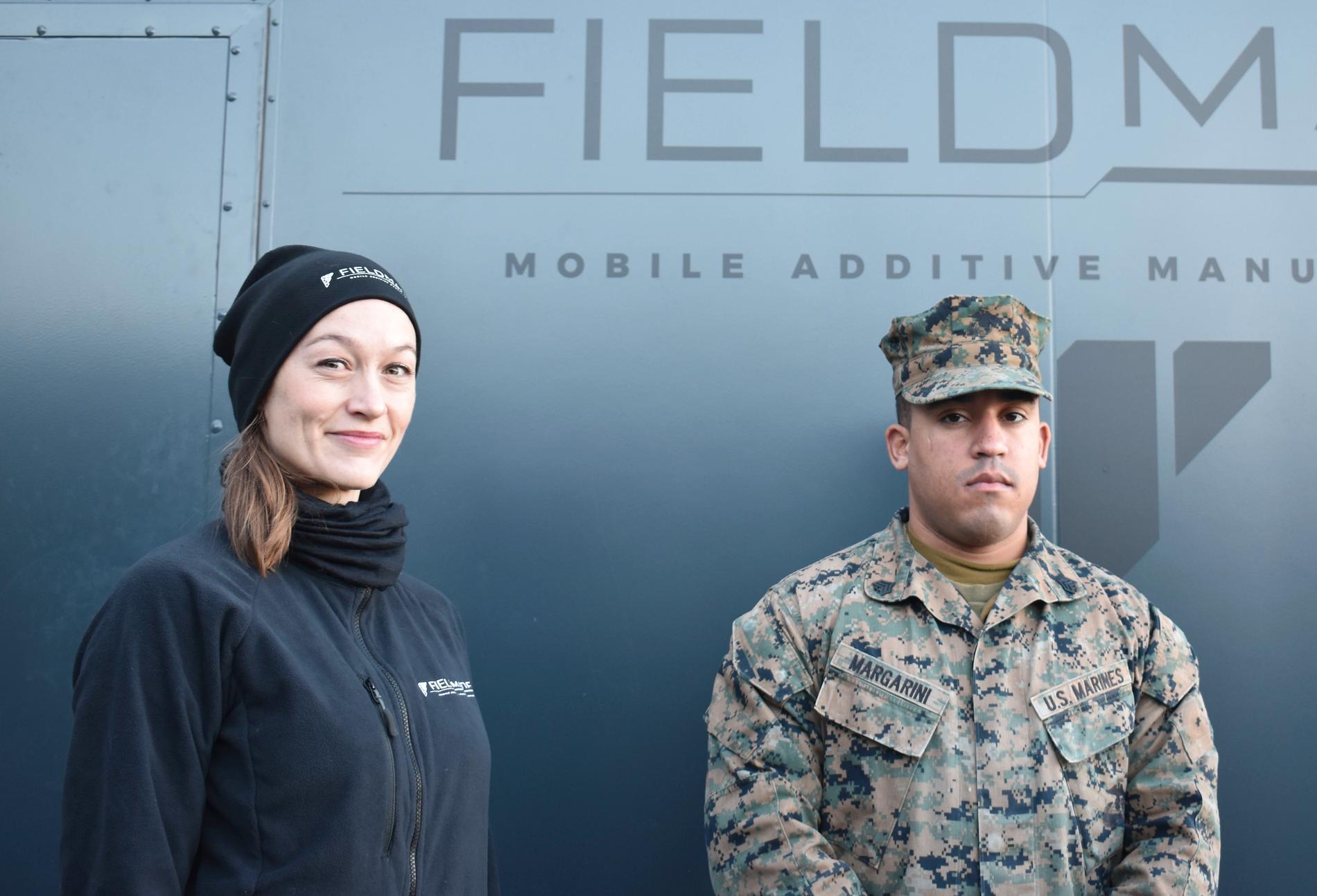 Kristin Wille von der Lippe, vice ordförande i det norska företaget Fieldmade, och sergeant Samuel Margarini vid den amerikanska marinkåren.