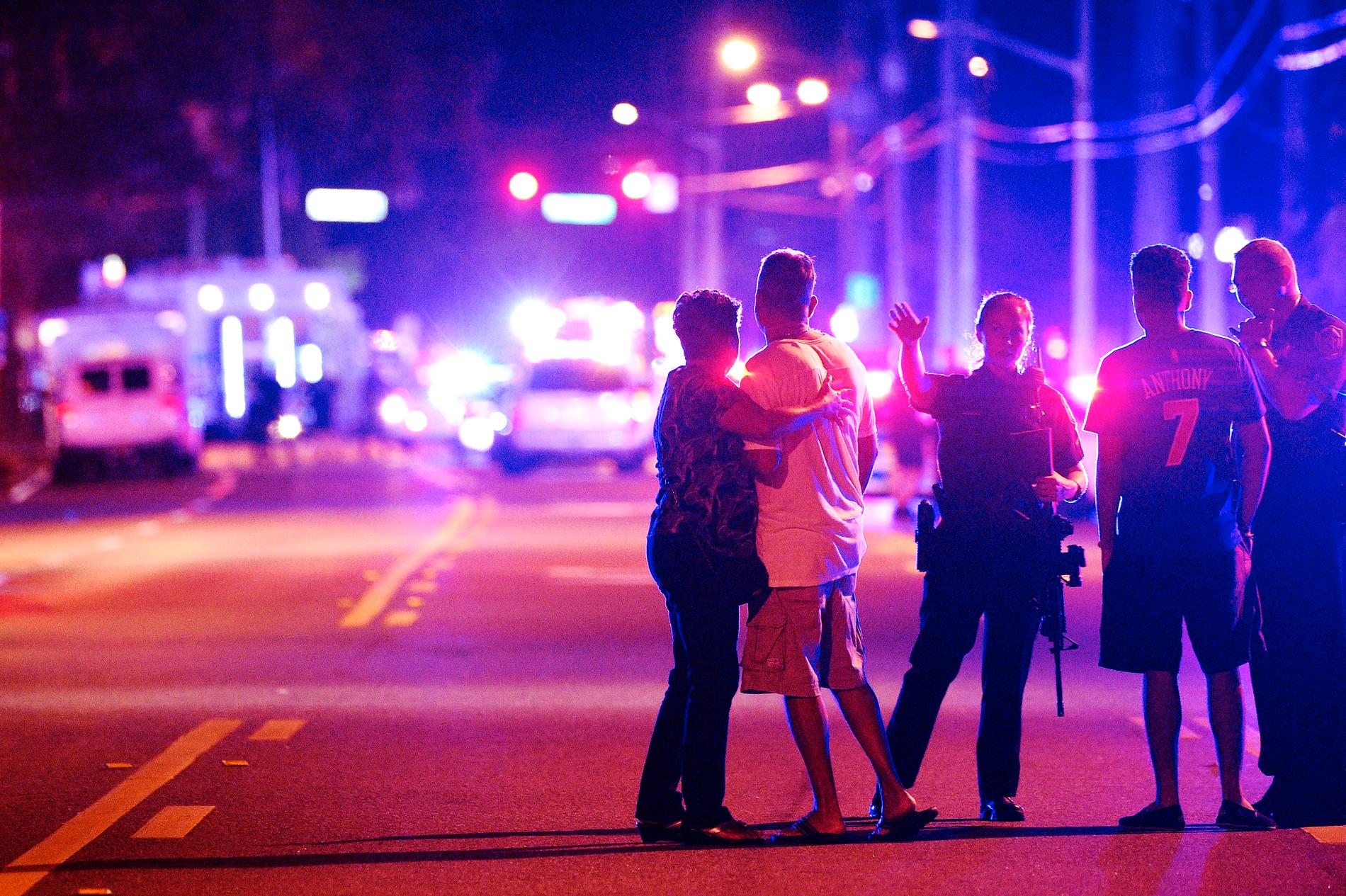 Polisen hjälper människor bort från skjutningen på nattklubben Orlando då 49 människor dödades och 53 skadades. 