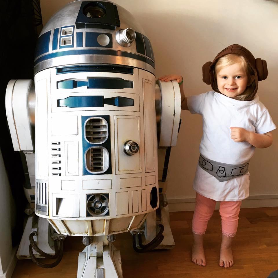 Emma med sin favoritrobot R2-D2.