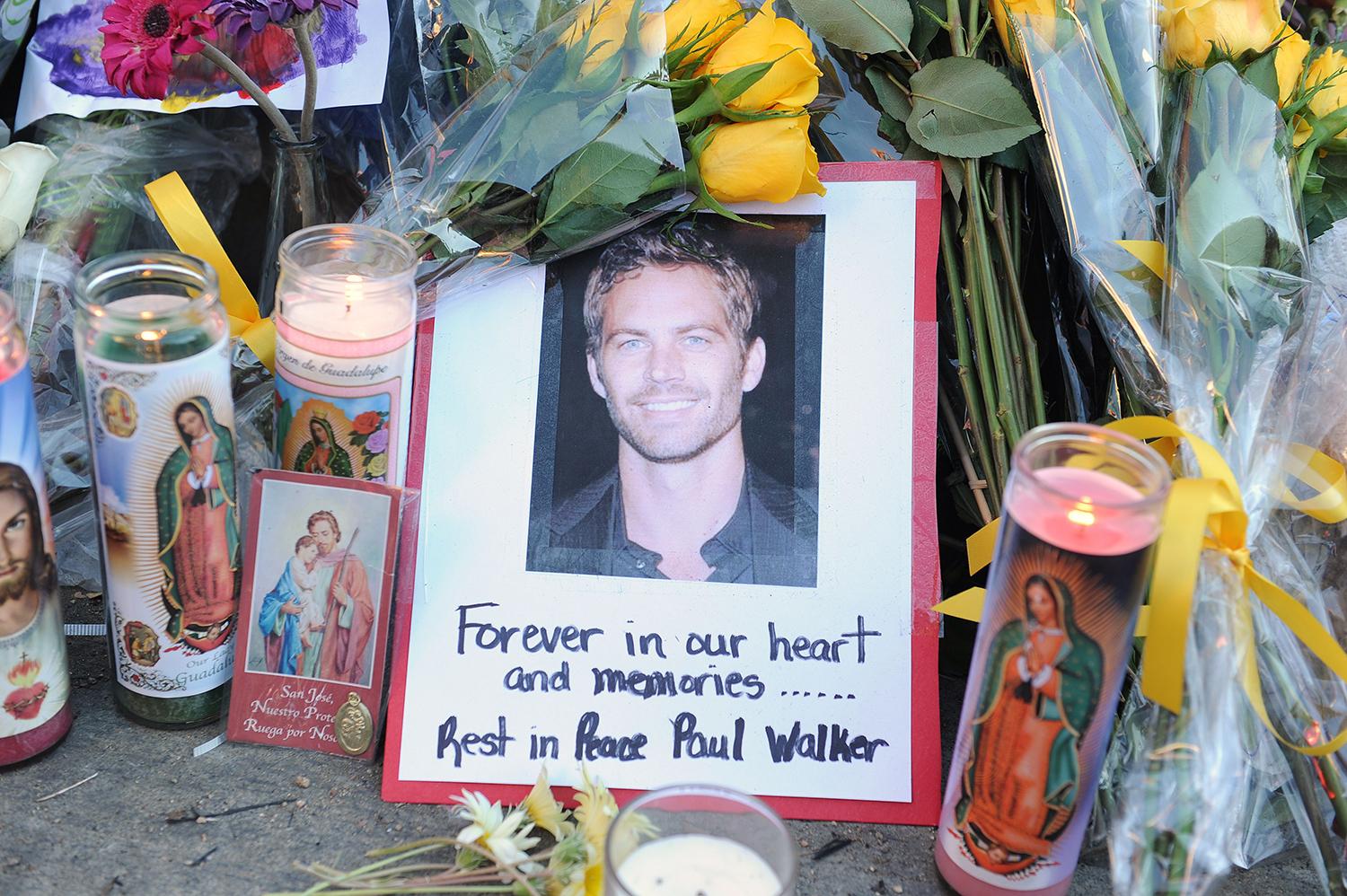 Fans har lämnat blommor och meddelanden på olycksplatsen efter dödsbeskedet.