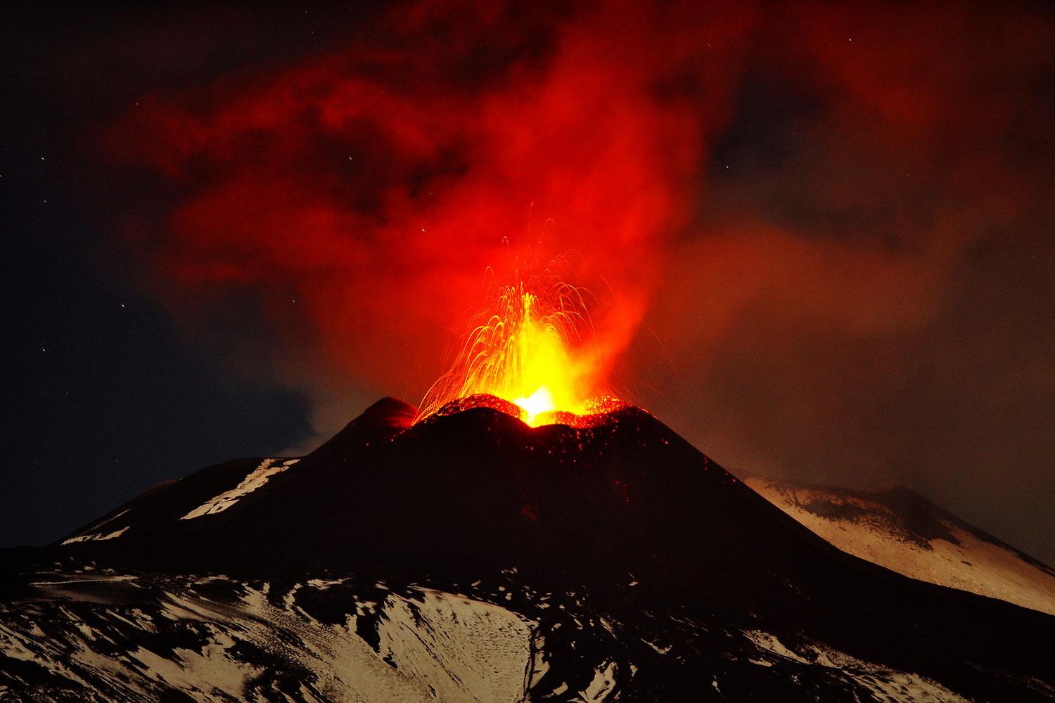 Vulkanen Etna under ett utbrott 2013.