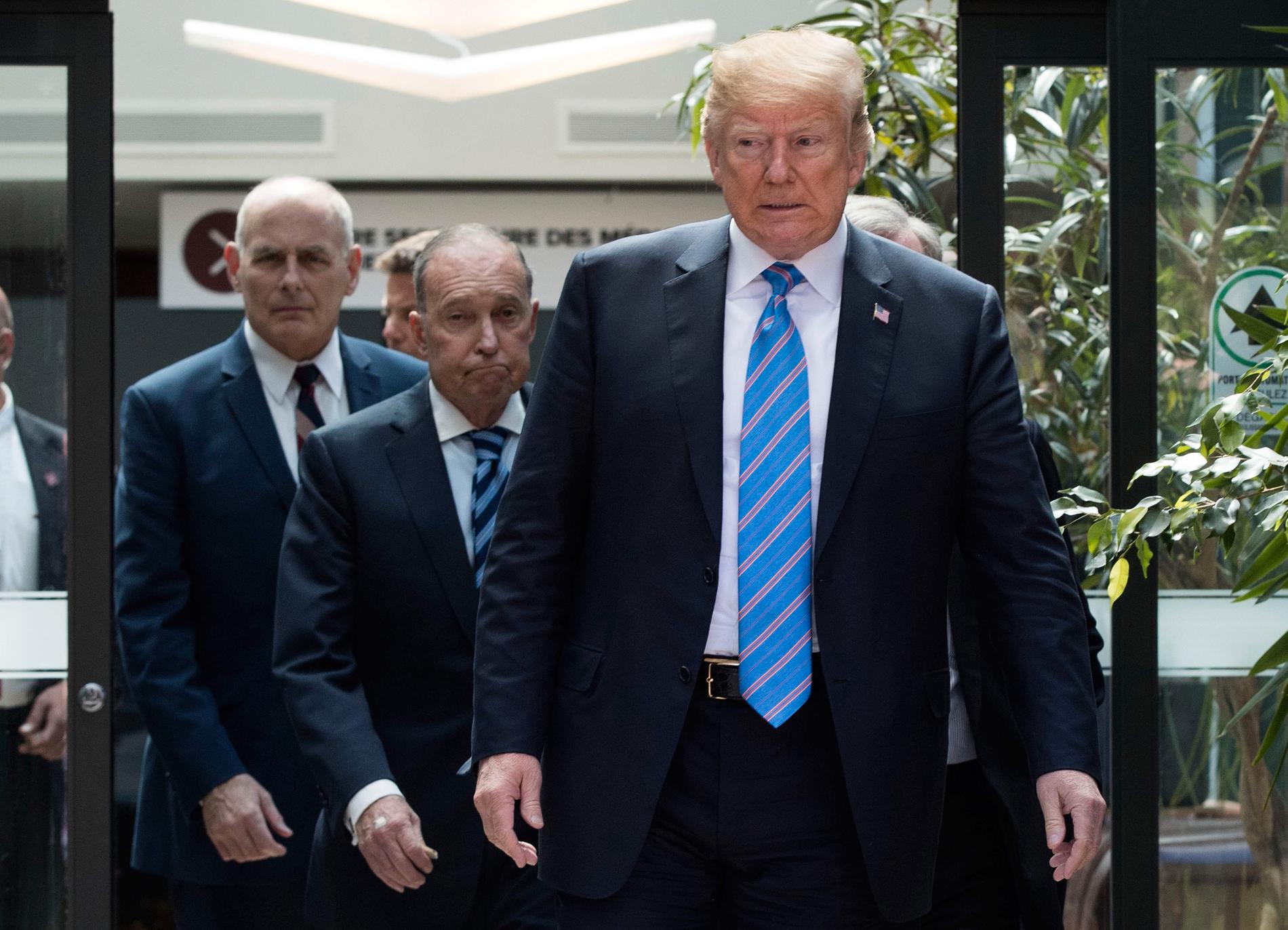 Donald Trump med sin rådgivare Larry Kudlow (mitten) under G7 mötet.