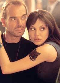 Angelina Jolie och Billy Bob Thornton tatuerade in varandras namn på kroppen. Dessutom bär de varsin kapsel med den andres blod i kring halsen.
