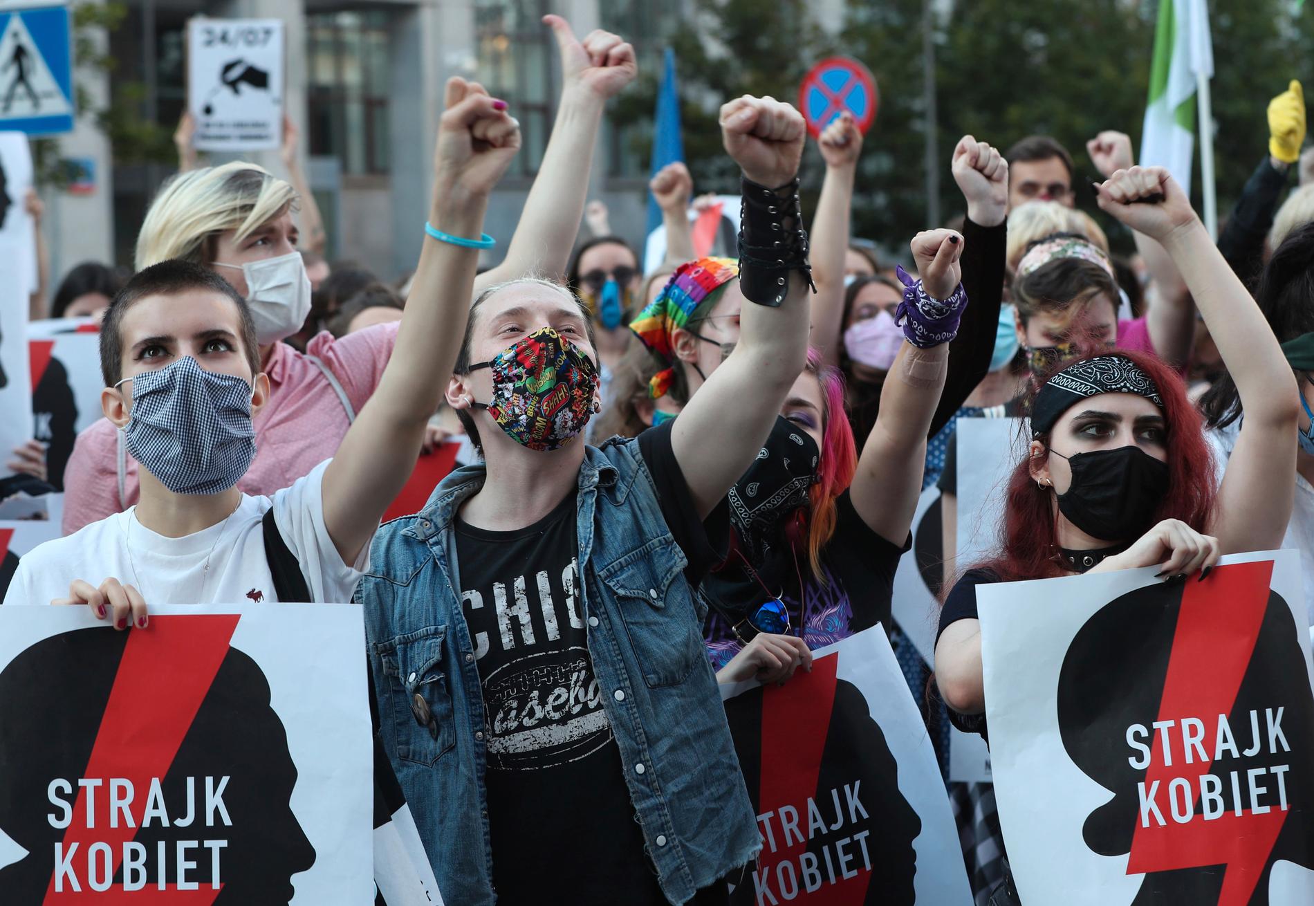 Människor i Warszawa protesterade i fredags mot regeringens planer på att lämna Istanbulkonventionen.