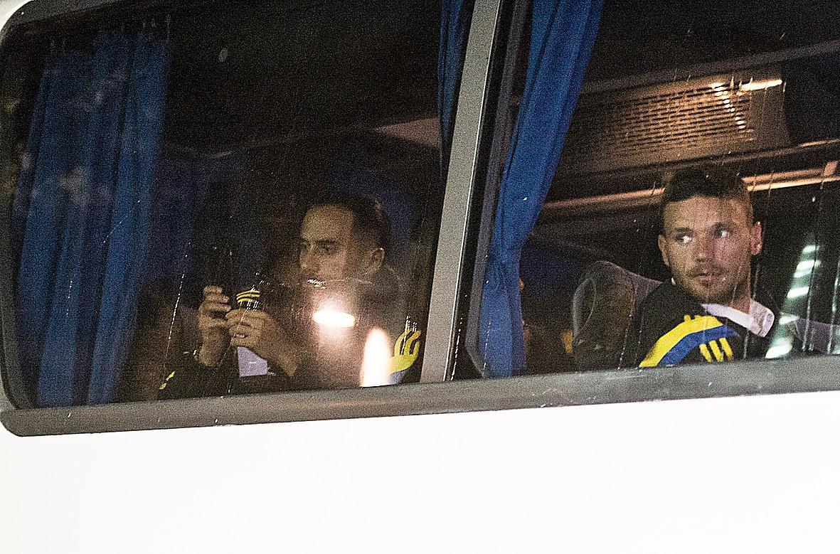 Erkan Zengin och Marcus Berg i bussen.