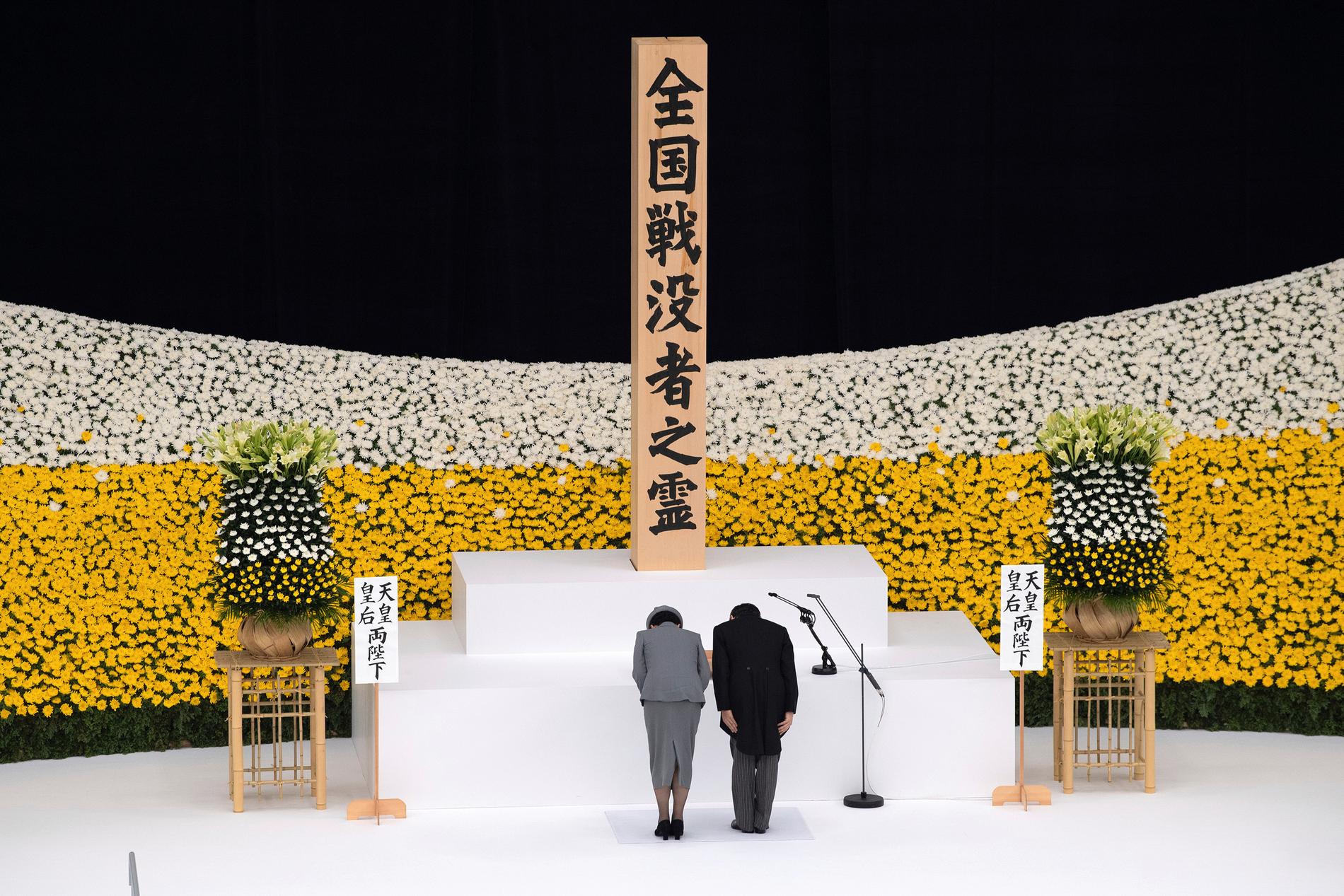 Japans kejsare Naruhito och kejsarinna Masako bugar under en officiell ceremoni i Tokyo.