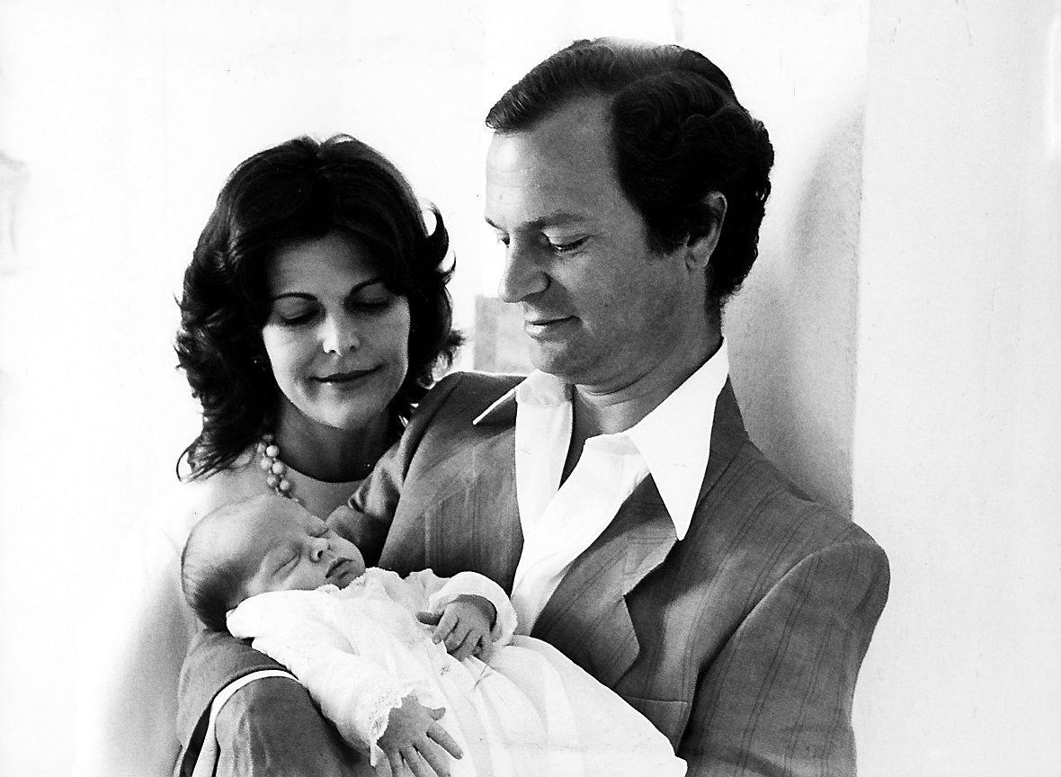 1982 Drottningen med kungen och den nyfödda Madeleine 1982. Silvia var då 38 år gammal.