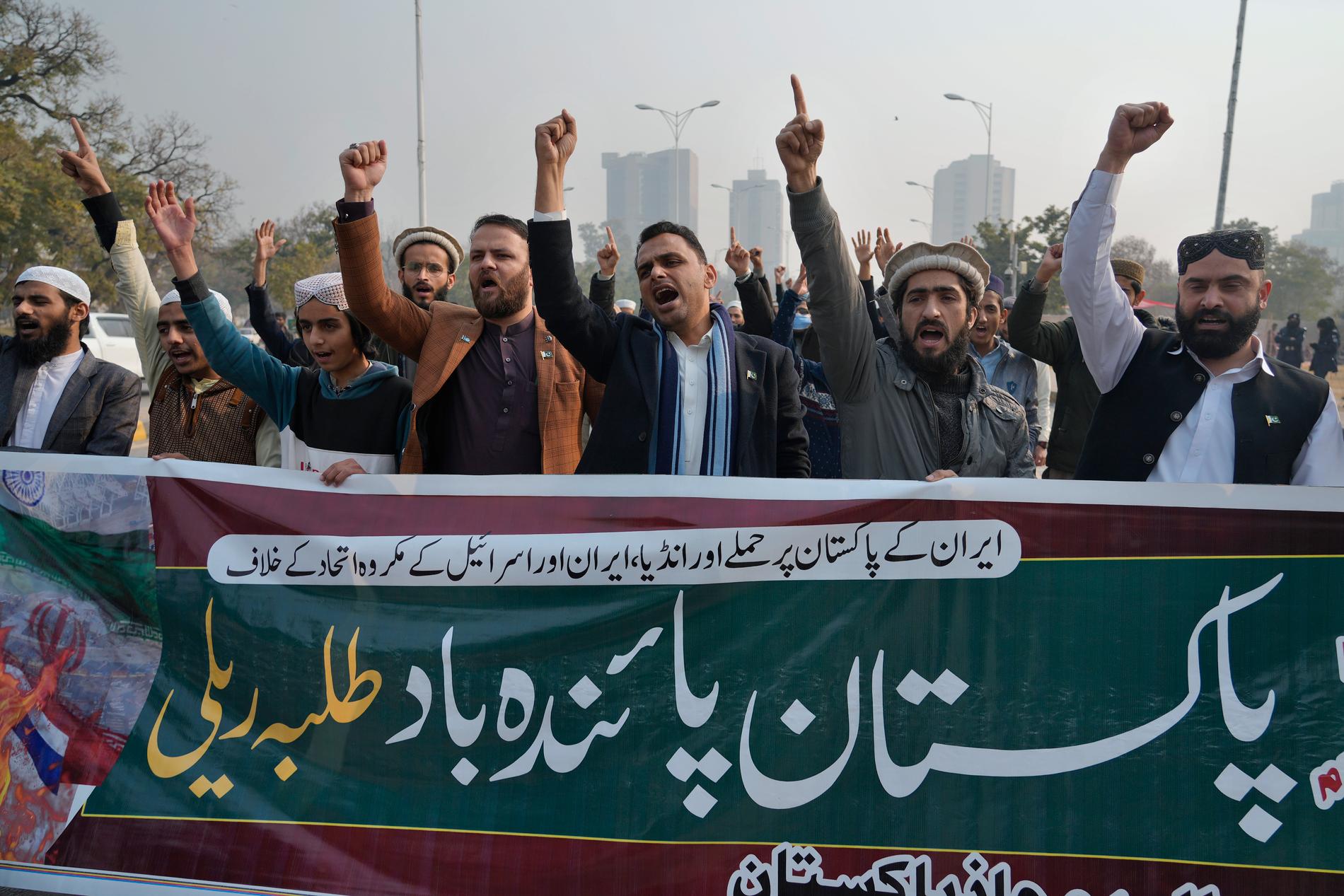 Protester mot Irans attack i Pakistan.