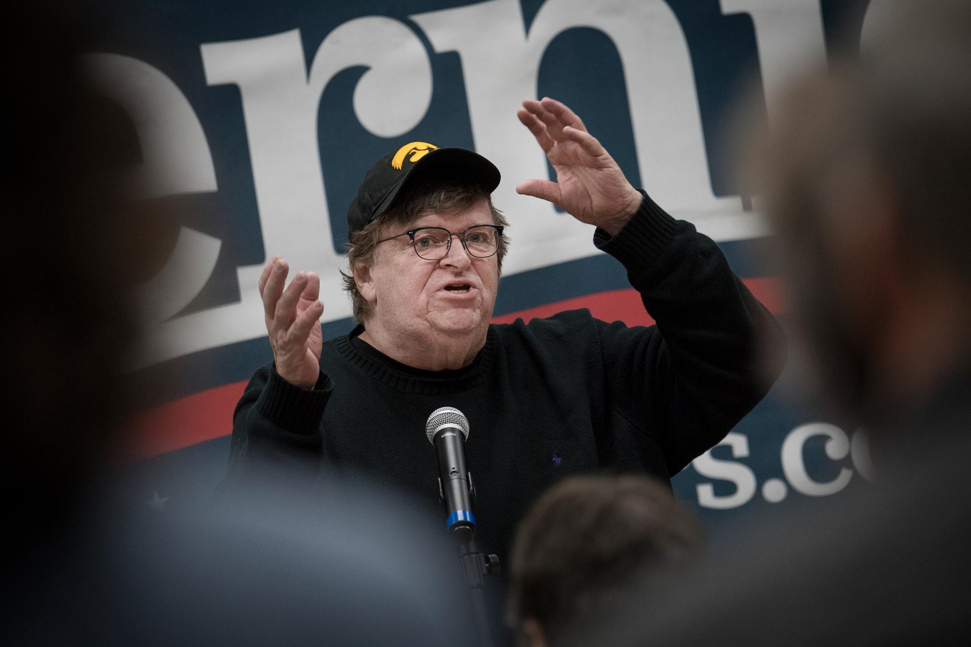 Dokumentärfilmaren Michael Moore kampanjar för Bernie Sanders. 