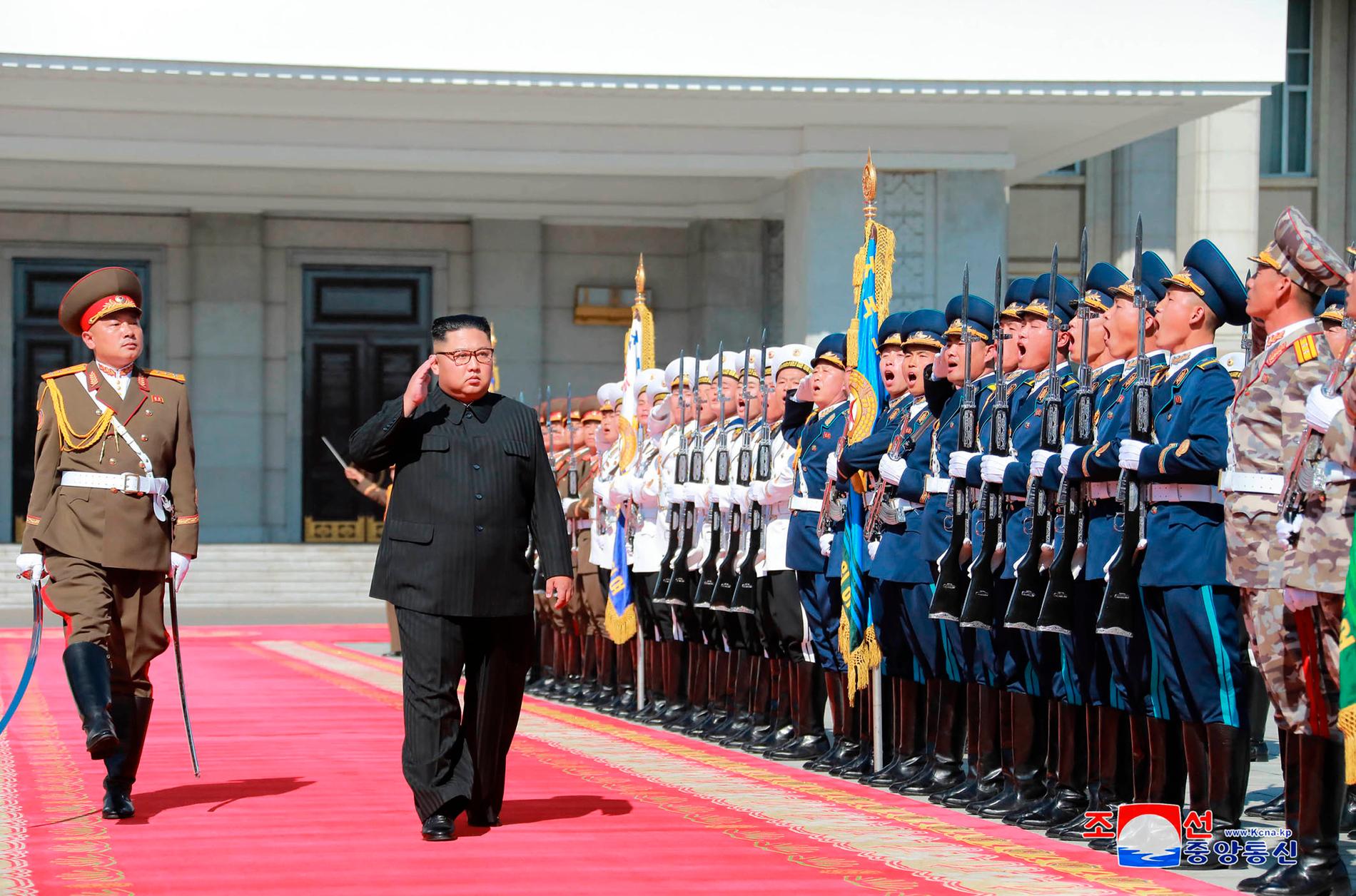 Nordkoreas diktator Kim Jong-Un inspekterar en hedersvakt i samband med landets 70-årsdag den 9 september.