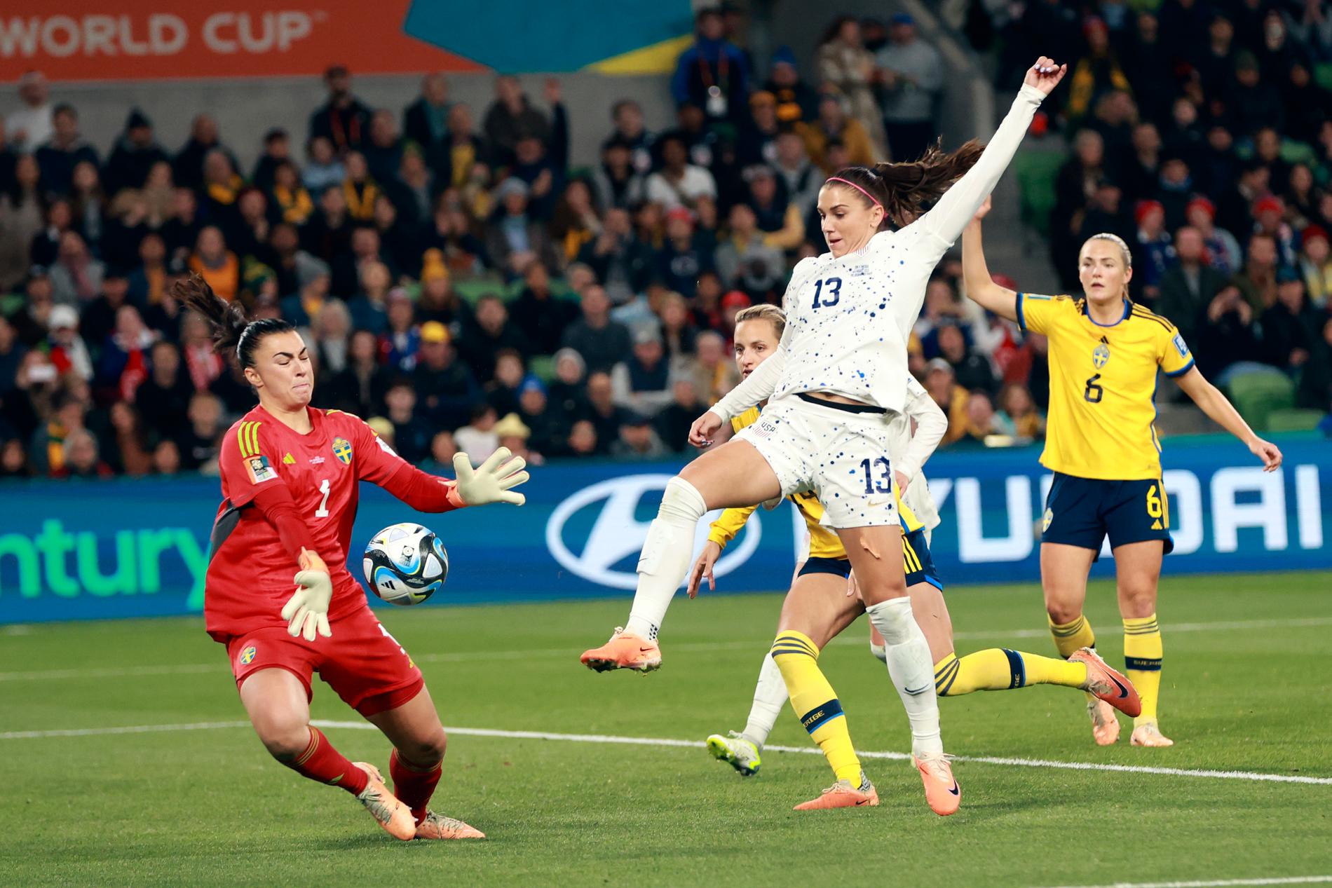 En av alla räddningar den svenska målvakten Zecira Musovic gjorde mot USA i åttondelsfinalen i VM, vilket förstörde slutet på Netflix dokumentärserie om det amerikanska landslaget. Arkivbild.