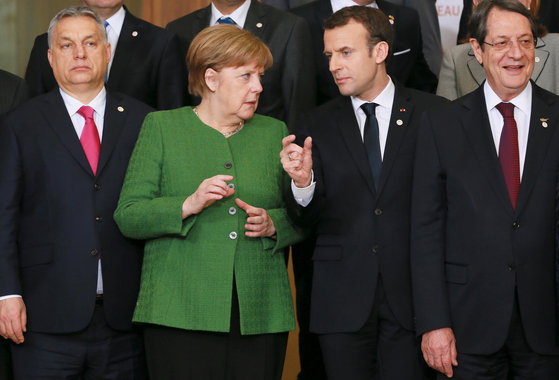 Emmanuel Macron och Viktor Orban på varsin sida om Tysklands förbundskansler Angela Merkel. Arkivbild.
