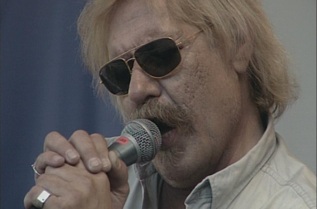 Kenta Gustafsson på scen i Kungsträdgården i Stockholm 1997.