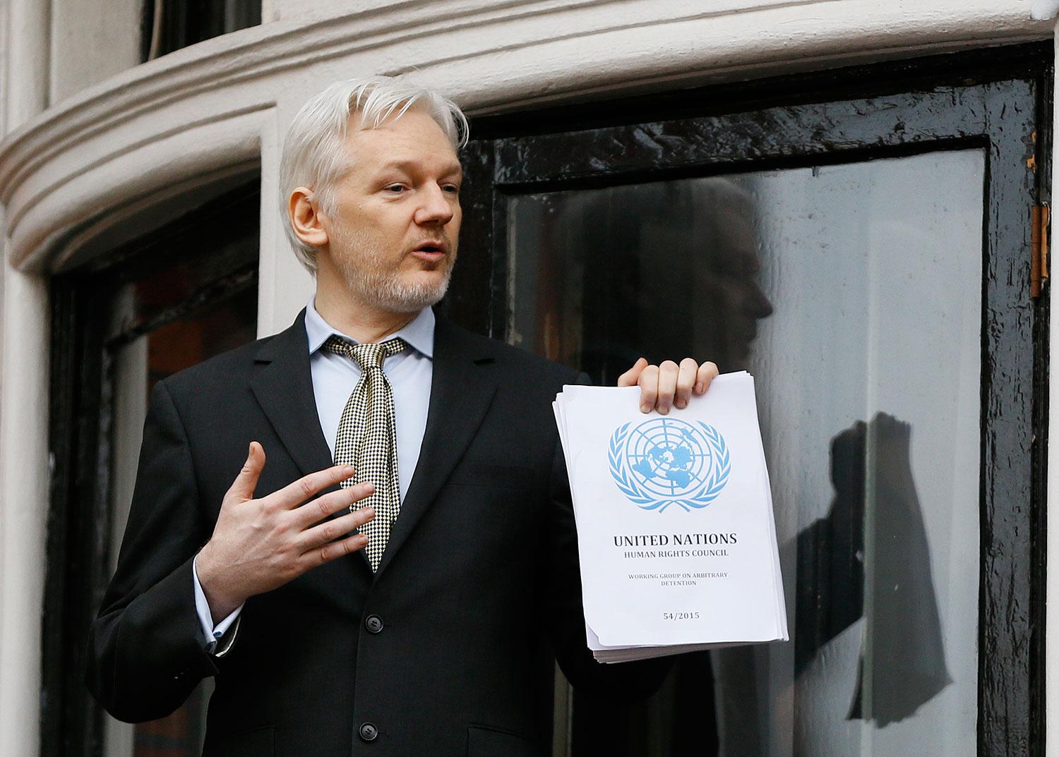 Julian Assange på Ecuadors ambassads balkong.