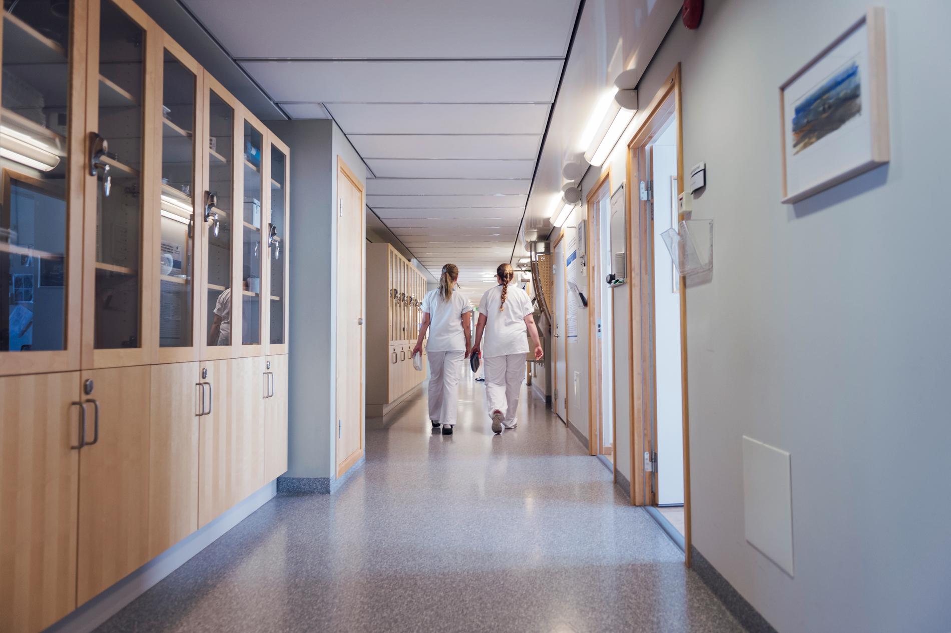 Personal i en korridor på Akademiska sjukhuset i Uppsala.