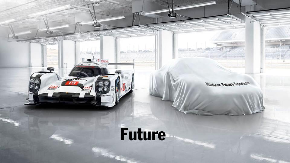 Porsche 919 Hybrid bredvid en övertäckt modell där det står ”Mission: Future Sportscar” på täcket. Rör det sig om en utmanare till Ferrari 488 GTB?