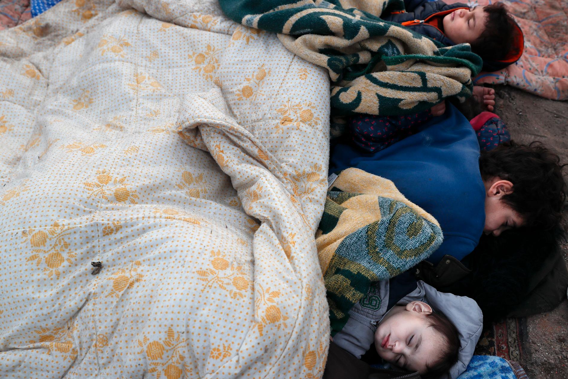Barn sover på en trottoar i Erdine, nära den turk-grekiska gränsen på den turkiska sidan.