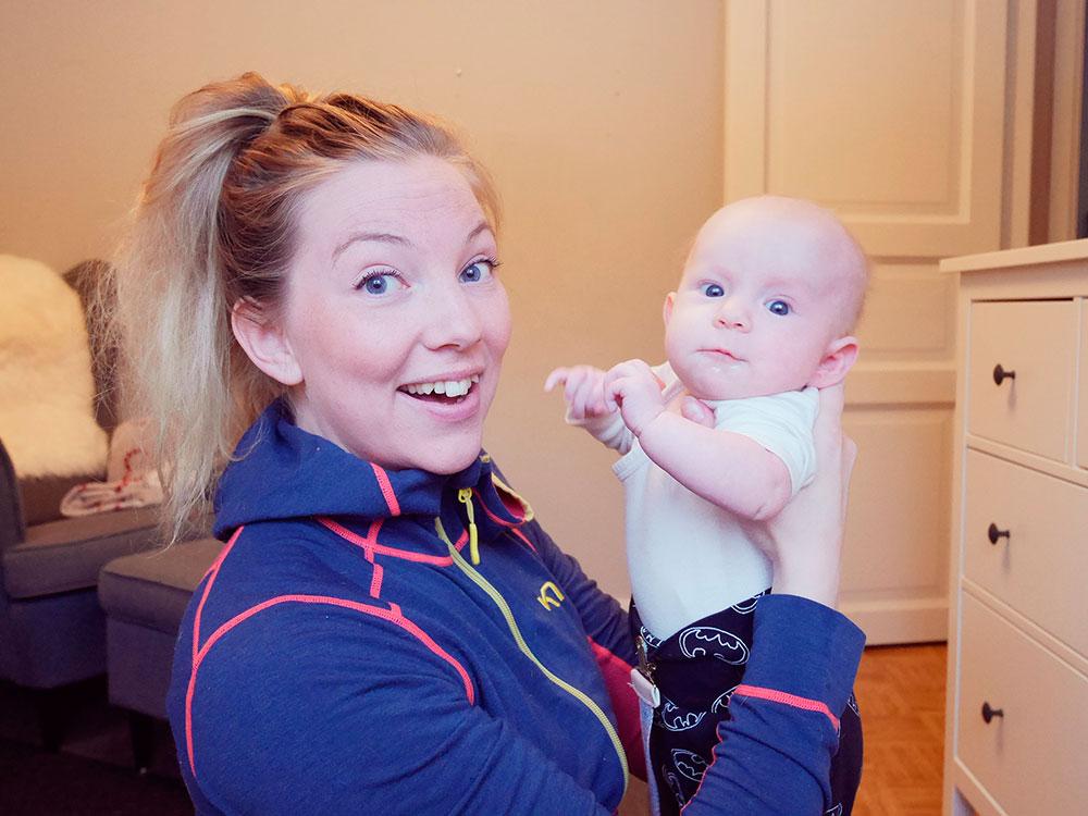 Kajsa Eriksson tränar hemma i vardagsrummet med dottern Tilde. Eftersom att hon gillar att träna var den en självklarhet att hon skulle träna med sin bebis efter födseln.