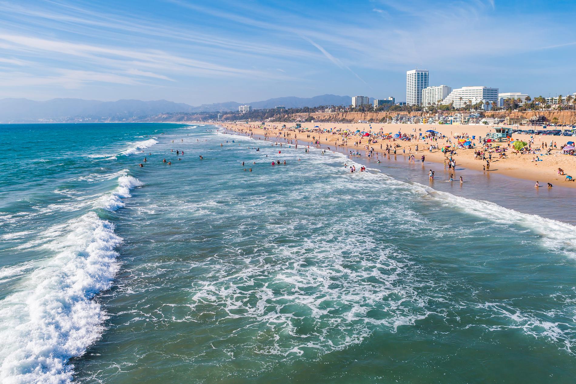 Det pågår försök att rädda Santa Monica Beach i Los Angeles. 