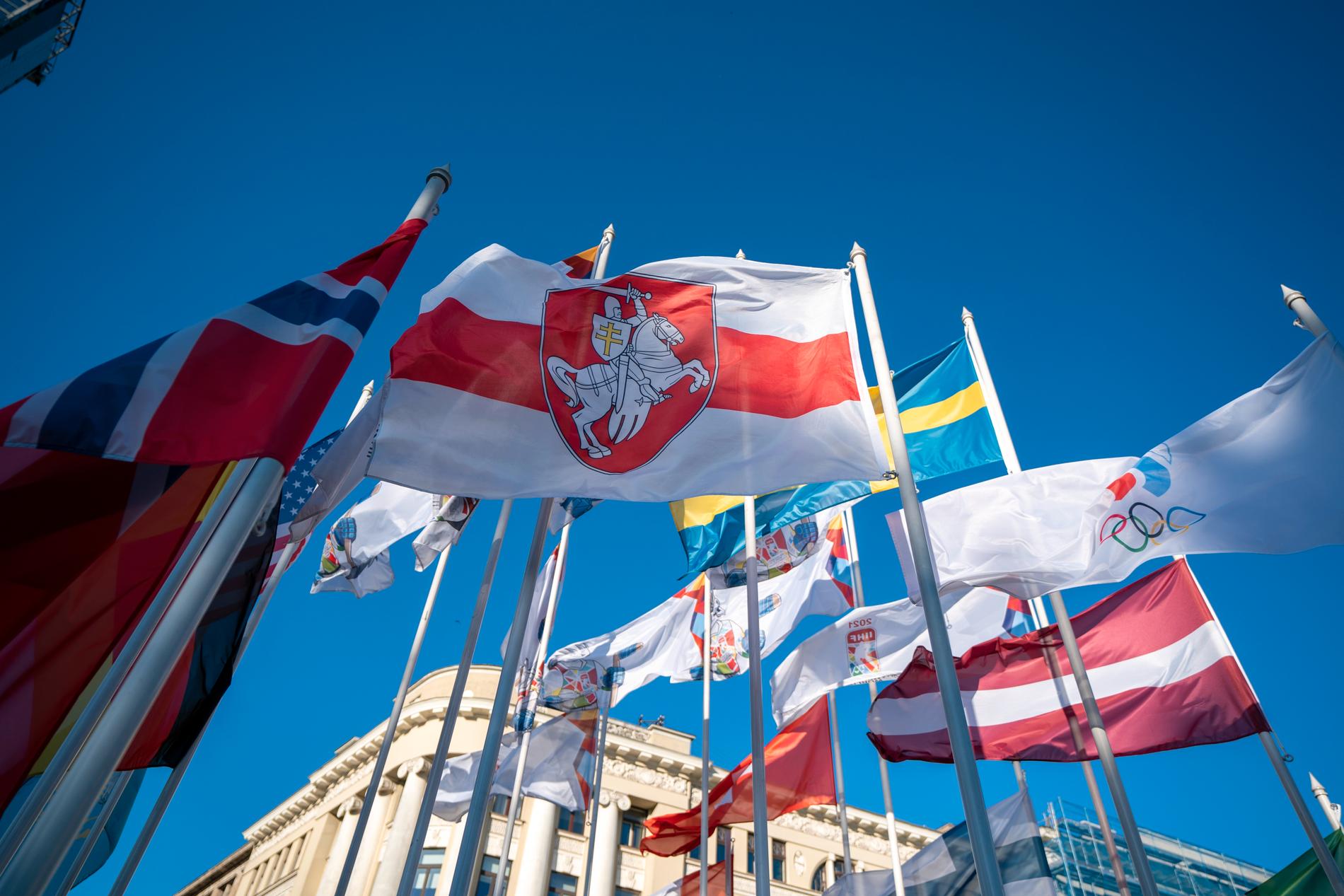 Borgmästaren i Riga har bytt ut den belarusiska flaggan mot den belarusiska oppositionens flagga (i mitten).