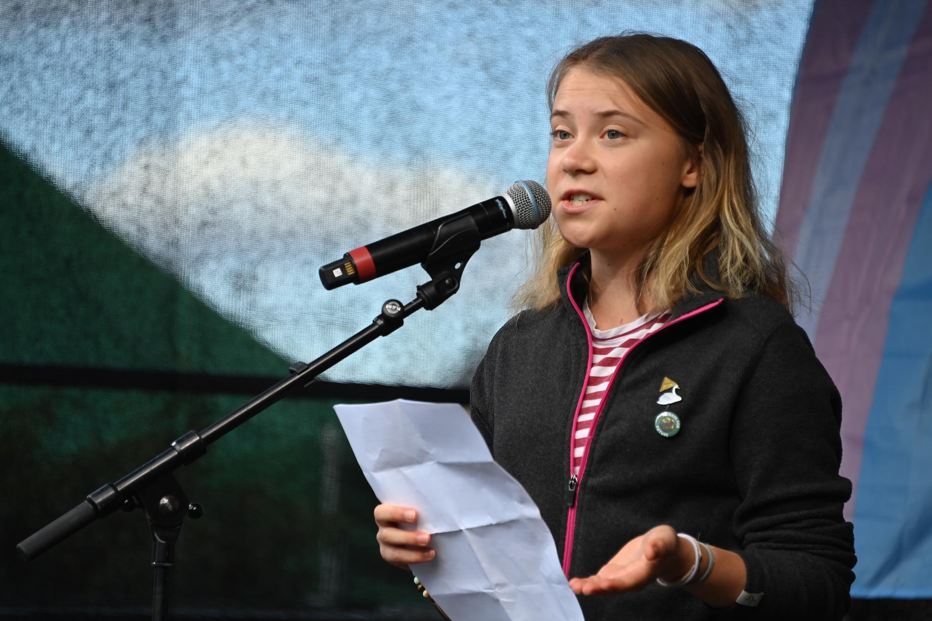 Greta Thunberg håller tal. 