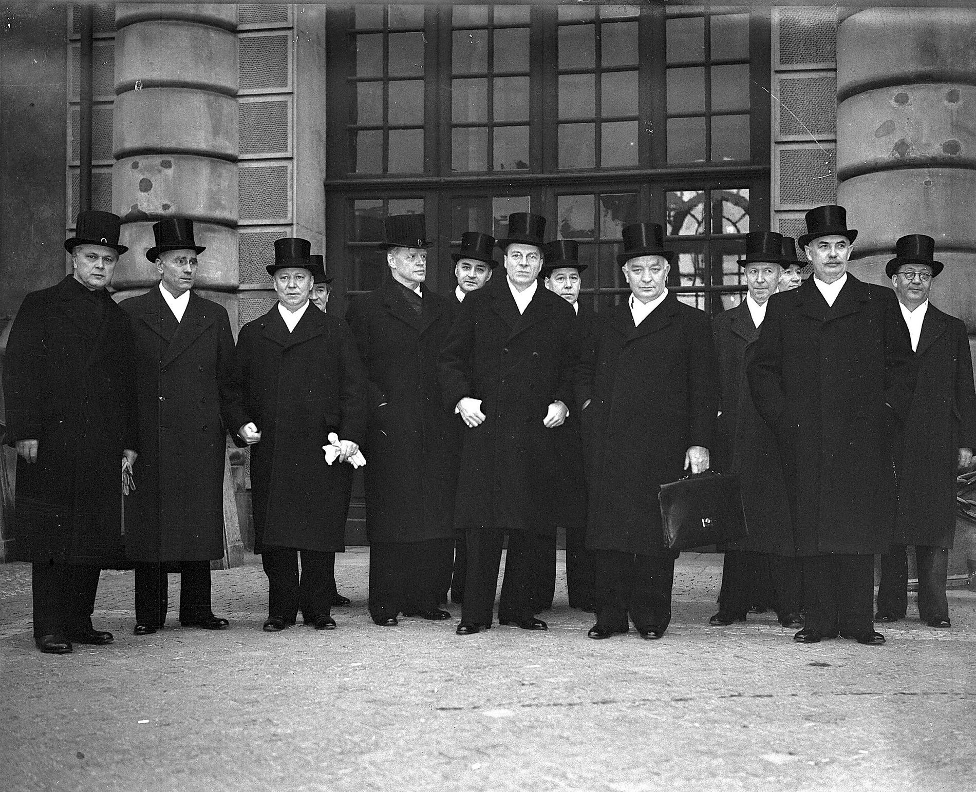 Den svenska samlingsregeringen tillträdde i december 1939, strax efter Andra Världskrigets utbrott. Den bestod av företrädare för alla riksdagspartier utom Sveriges kommunistiska parti, samt av partilösa ministrar. Under åren fram till 1946 byttes en del ministrar ut, men den tvärpolitiska sammansättningen bestod. Från vänster: Gösta Bagge (Högerpartiet), Gustaf Andersson i Rasjön (Folkpartiet), Thorwald Bergquist (Folkpartiet), Gustav Möller (Socialdemokraterna), K.G. Westman (Bondeförbundet),  Nils Quensel (partilös), Christian Günther (partilös), Fritiof Domö (Högerpartiet) Per Albin Hansson (Socialdemokraterna), Ernst Wigforss (Socialdemokraterna) Per Edvin Sköld  (Socialdemokraterna) Axel  Pehrsson-Bramstorp (Bondeförbundet) Herman Eriksson  (Socialdemokraterna). 