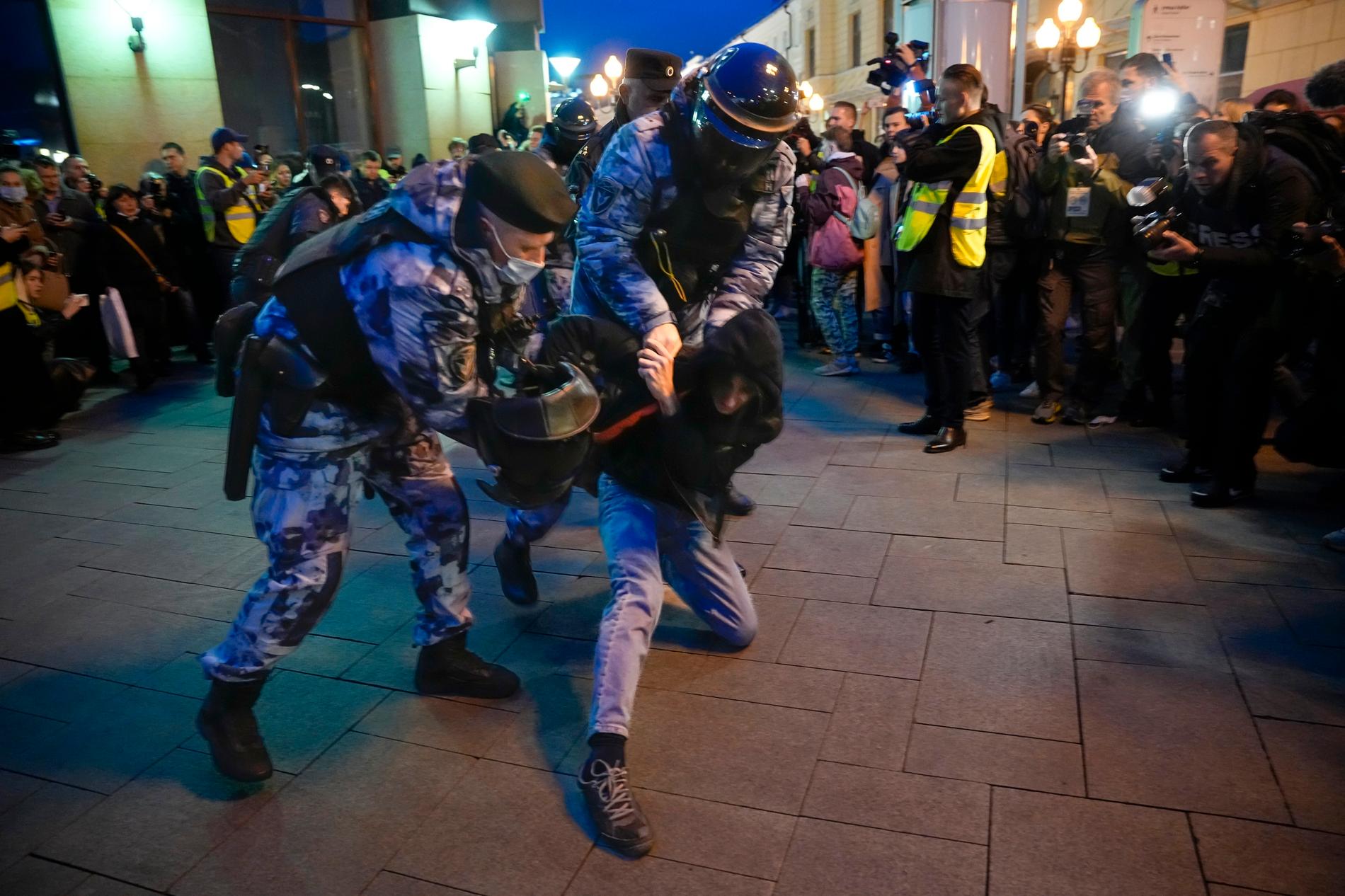 En ung man grips av kravallpolis under en demonstration i Moskva 2022. Enligt rapporter används övervakningskameror i allt högre grad för att hitta och gripa regimkritiker.
