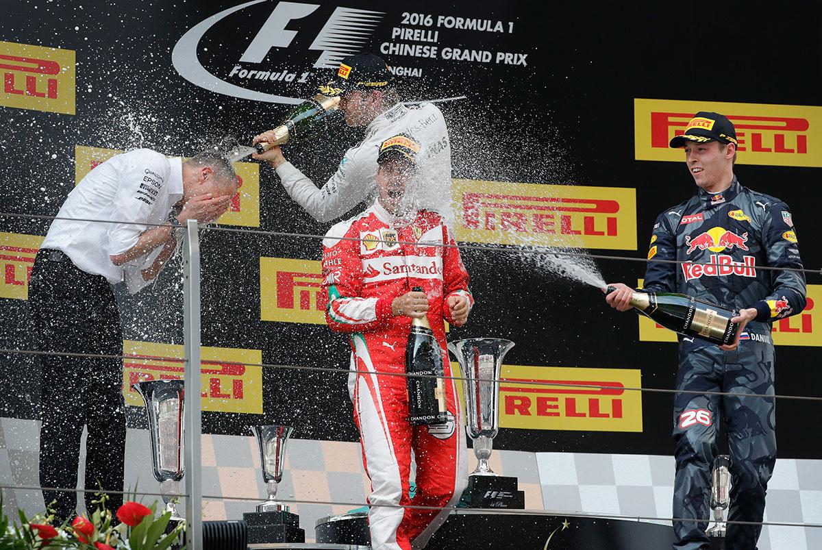 Rosberg, i mitten baktill, firar och firas.