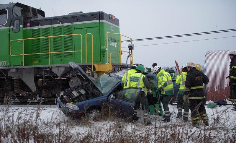 En personbil kolliderade med ett tåg i Mora under onsdagsförmiddagen. Föraren fördes svårt skadad till sjukhus och lokföraren blev svårt chockad.