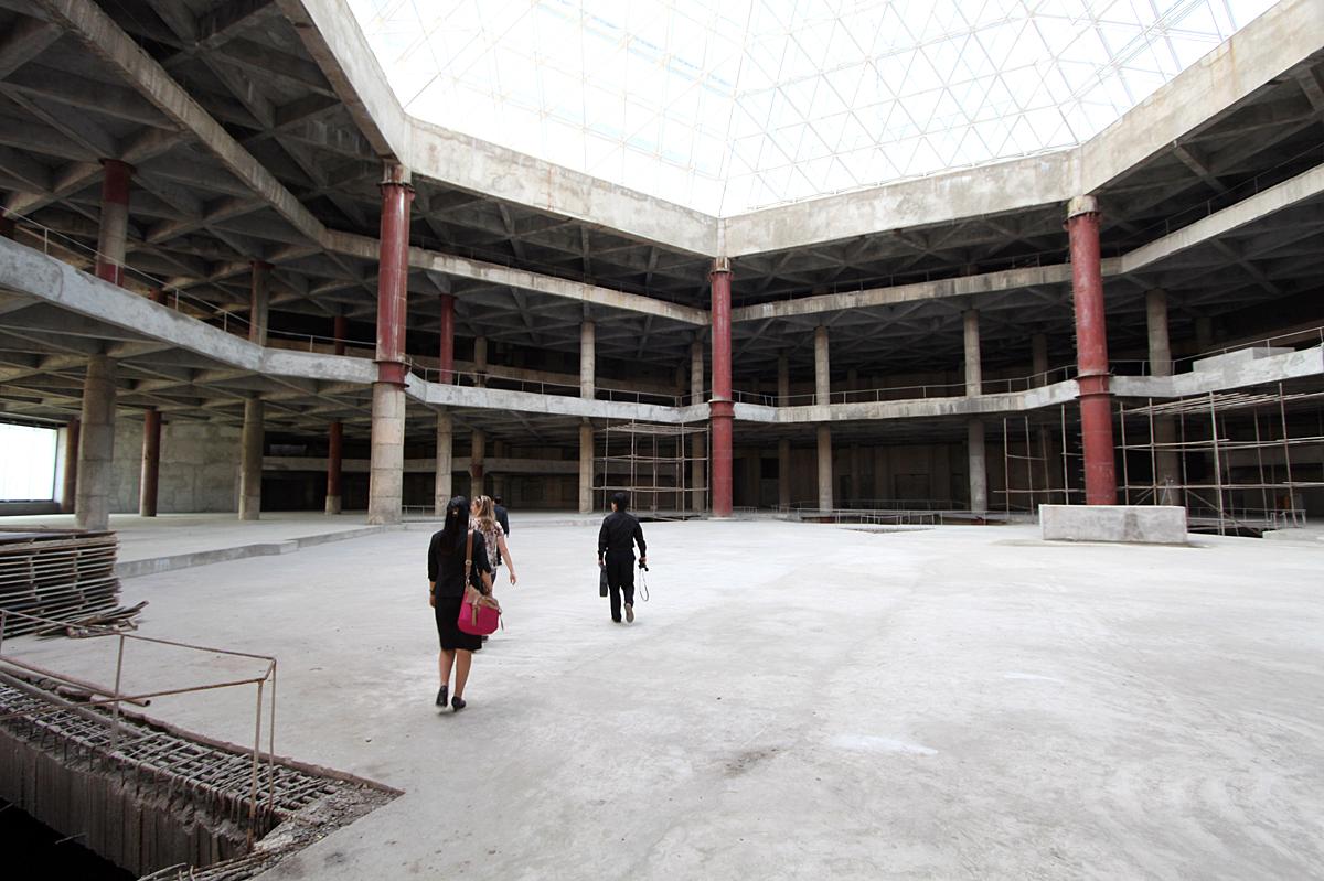 ... Inuti är bilden en helt annan. Naken betong och ofärdiga våningar fångades av en kinesisk researrangör och är de första bilderna inifrån skrapan som skulle bli ett monument över Nordkoreas framgång. Men efter 25 år är det ännu inte färdigt.