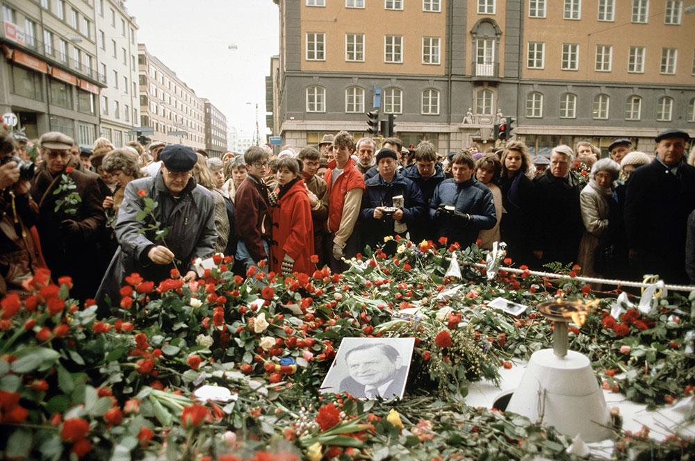 Mars, 1986: Människor lägger blommor på platsen där statsminister Olof Palme mördades av en okänd gärningsman.