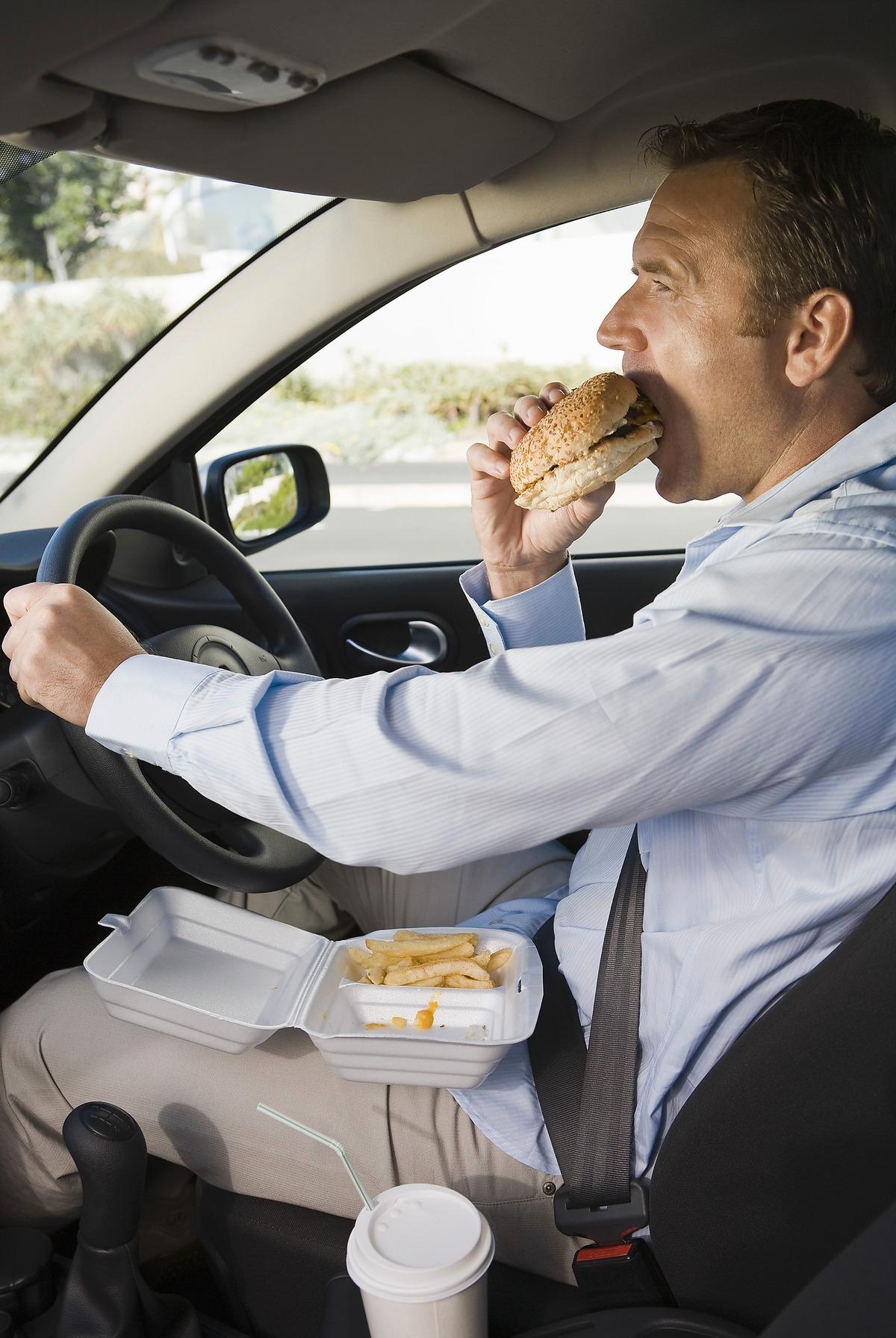 Skitbråttom Din bilratt kan innehålla upp till nio gånger så mycket bakterier som ringen på din toalett, enligt en ny brittisk undersökning. Detta hindrar inte 42 procent av bilförarna att regelbundet inta sin lunch eller middag i förarsätet, enligt samma undersökning.