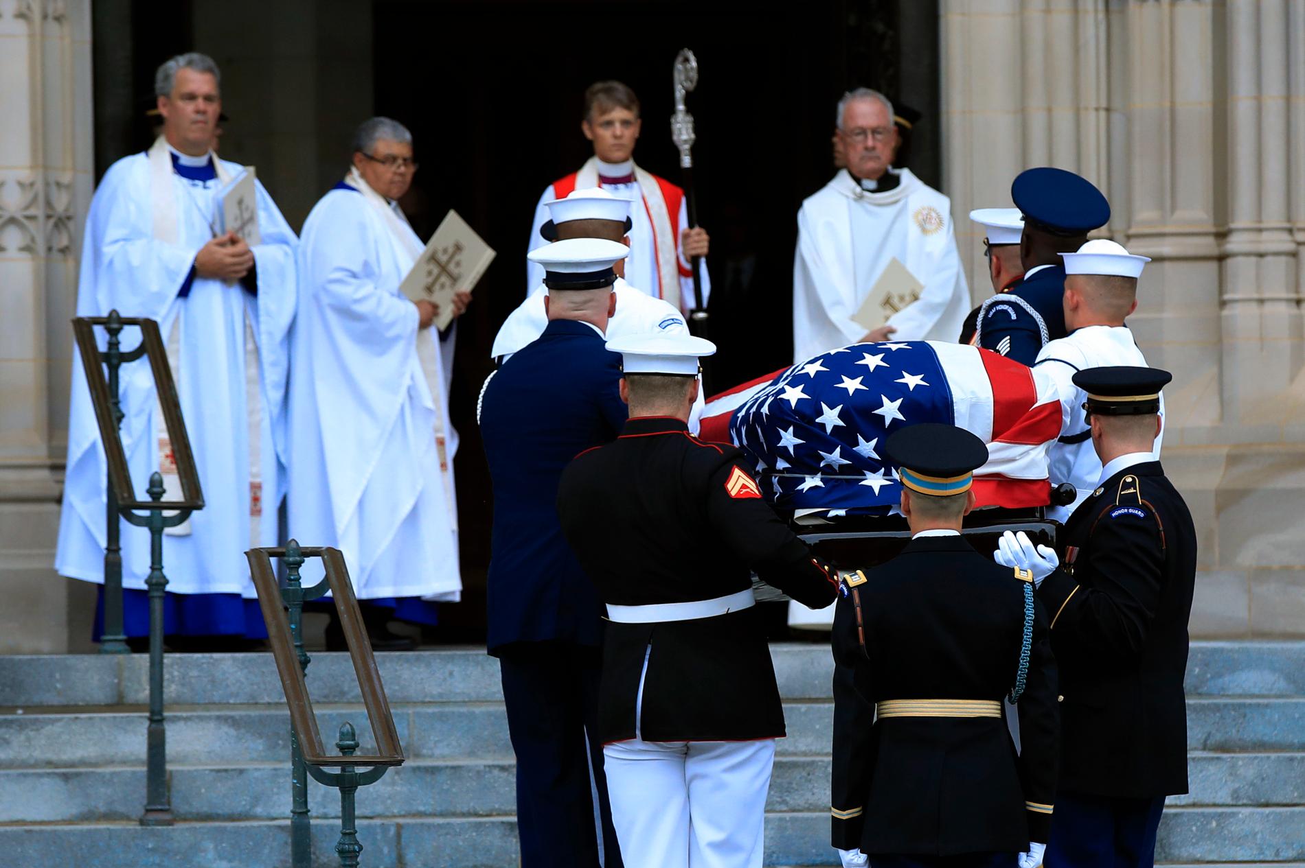 Senator John McCains kista bärs in till lördagens minnesceremoni i Washington National Cathedral i Washington DC.