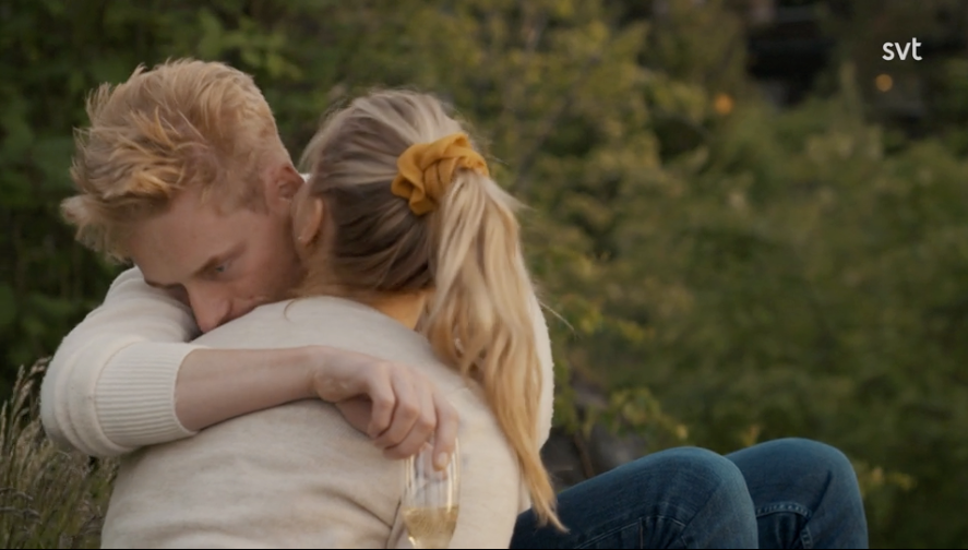 Lars gråter i Elinors armar.