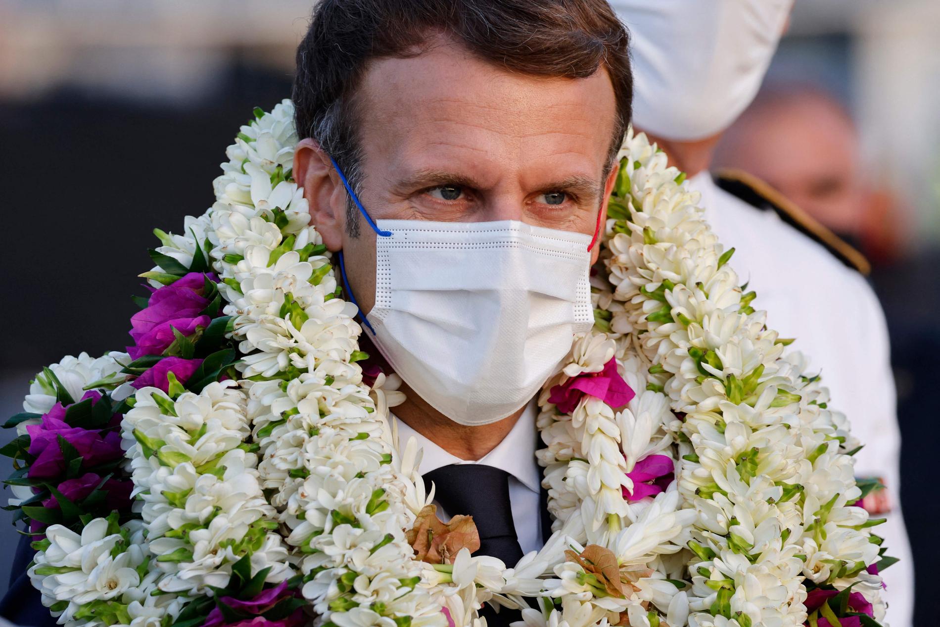 Frankrikes president Emmanuel Macron under välkomstceremonin på Tahiti.