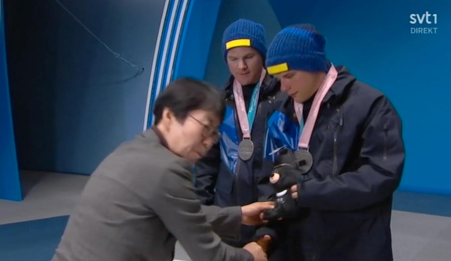 Här får Modin och Bryntesson sina medaljer.
