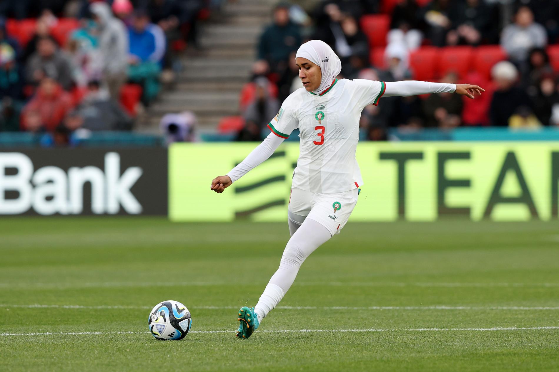 Nouhaila Benzina blev  första spelare med hijab i ett VM.