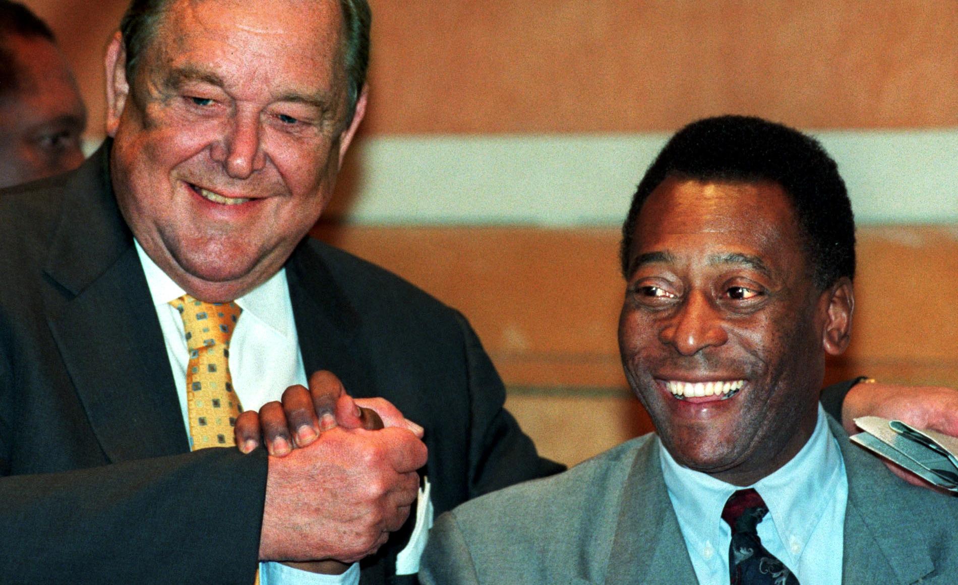 Lennart Johansson och Pelé 1998.