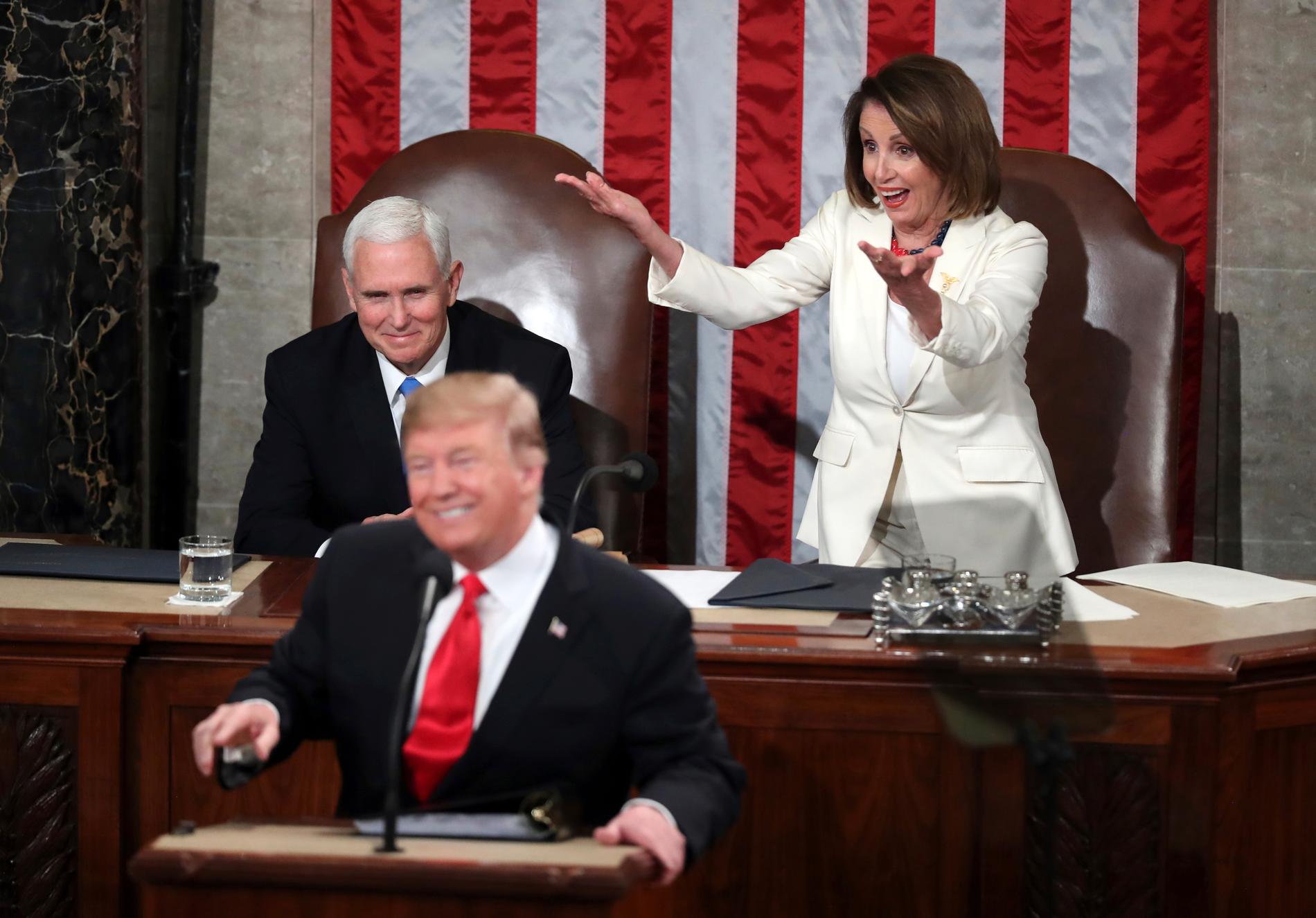 Talman Nancy Pelosi gestikulerar mot sina demokratiska partikamrater under president Donald Trumps State of the union-tal. Bredvid henne syns vicepresident Mike Pence.