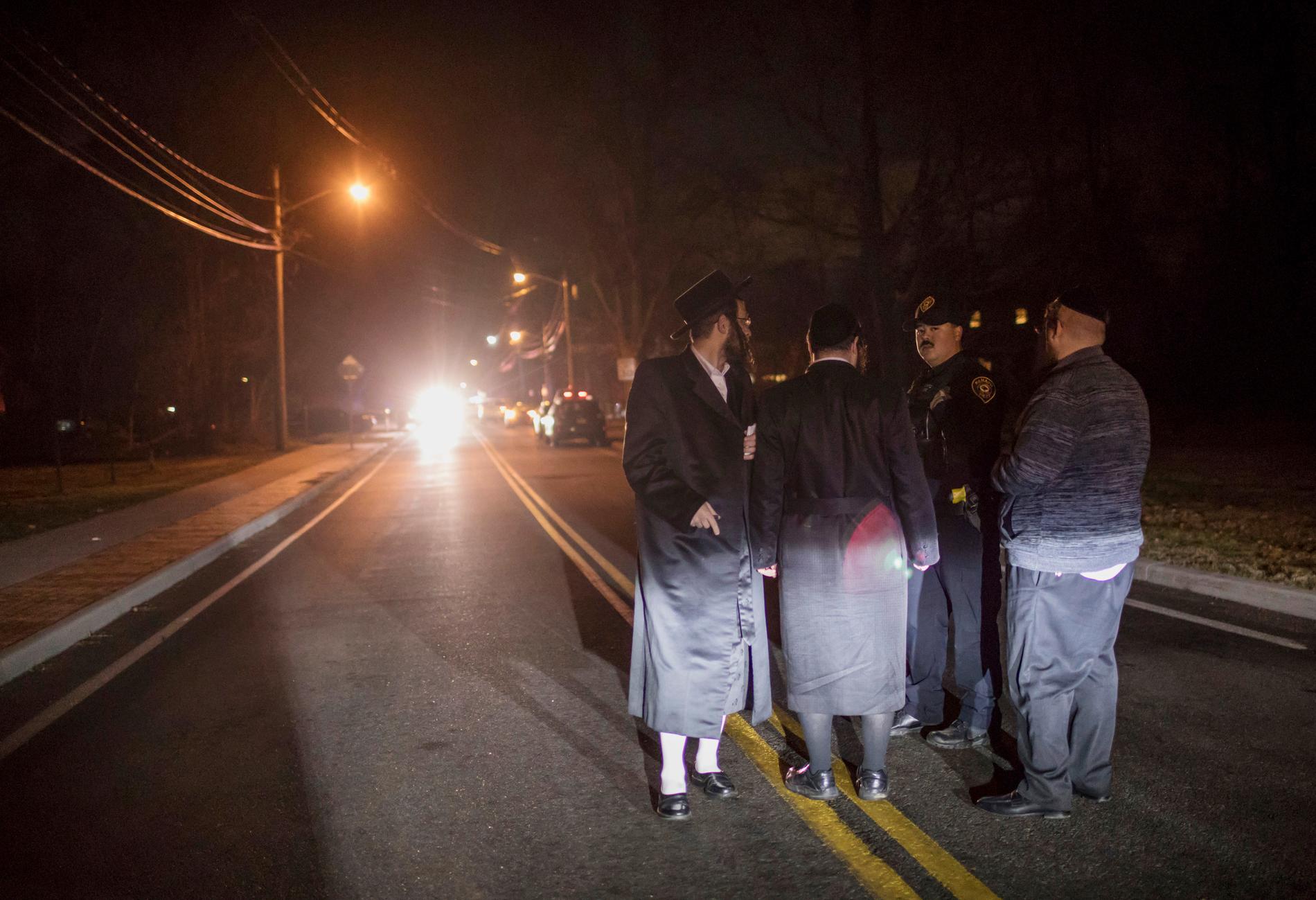 Flera personer har blivit huggna av en machetesvingande man vid ett hem nära en synagoga i staden Monsey i delstaten New York i USA.