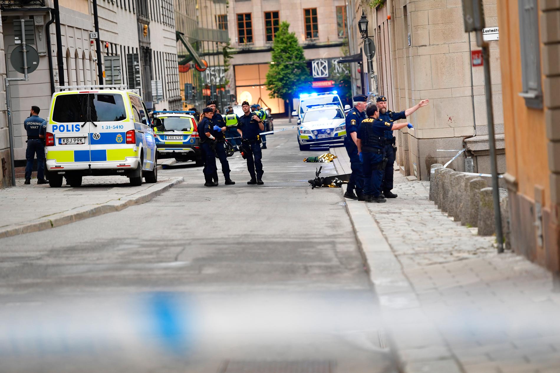 Polis som arbetar innanför avspärrningarna efter mordet i Kungsträdgården i Stockholm i juli i år. Arkivbild.