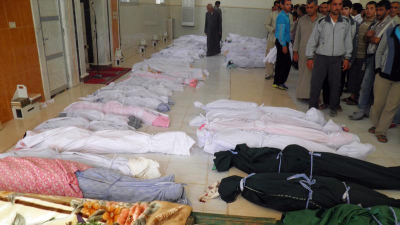 Döda kroppar, av dem många barn, innan begravning i staden Houla.