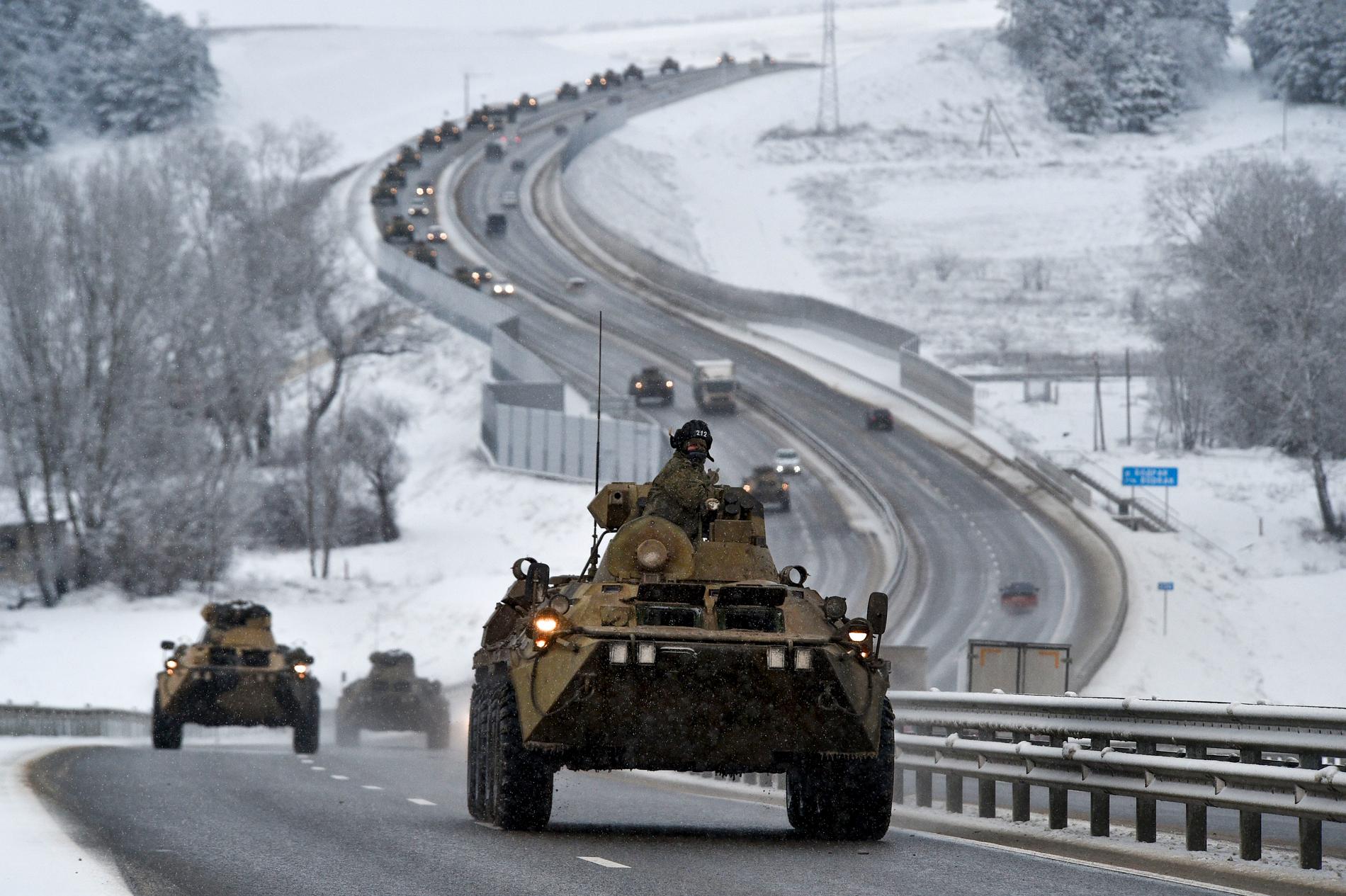 En konvoj med ryska militärfordon syns i Krim.