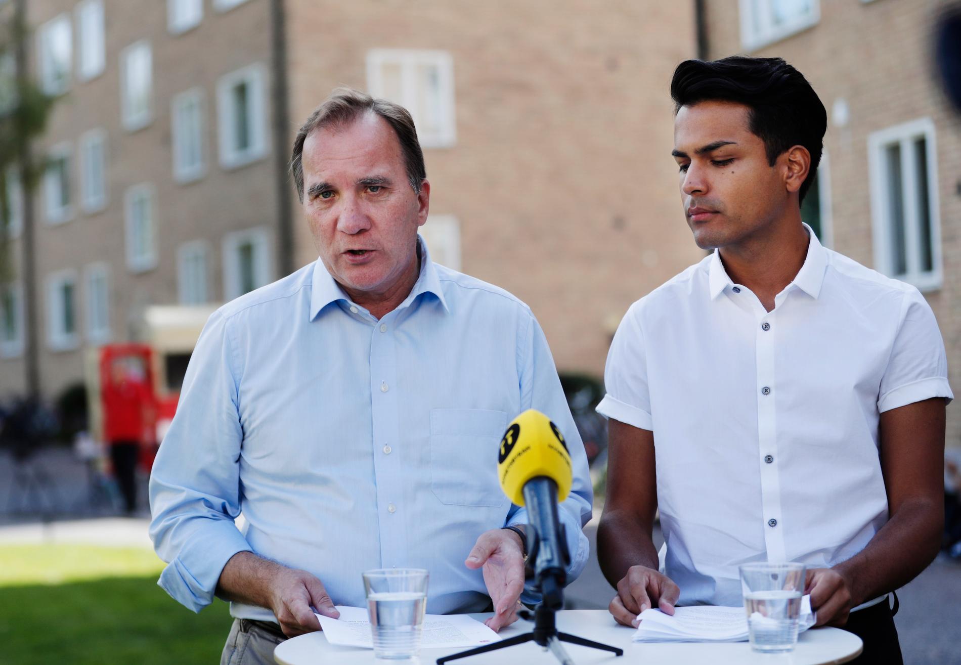 Statsminister Stefan Löfven (S) och SSU:s ordförande Philip Botström under lördagens pressträff i Uppsala där partiets åtgärder för att minska bodstadsbristen hos unga presenterades.