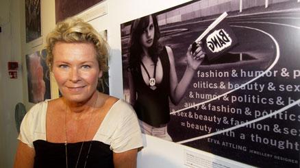 Efva Attling framför sitt bidrag till utställningen ”Other side of fashion”.