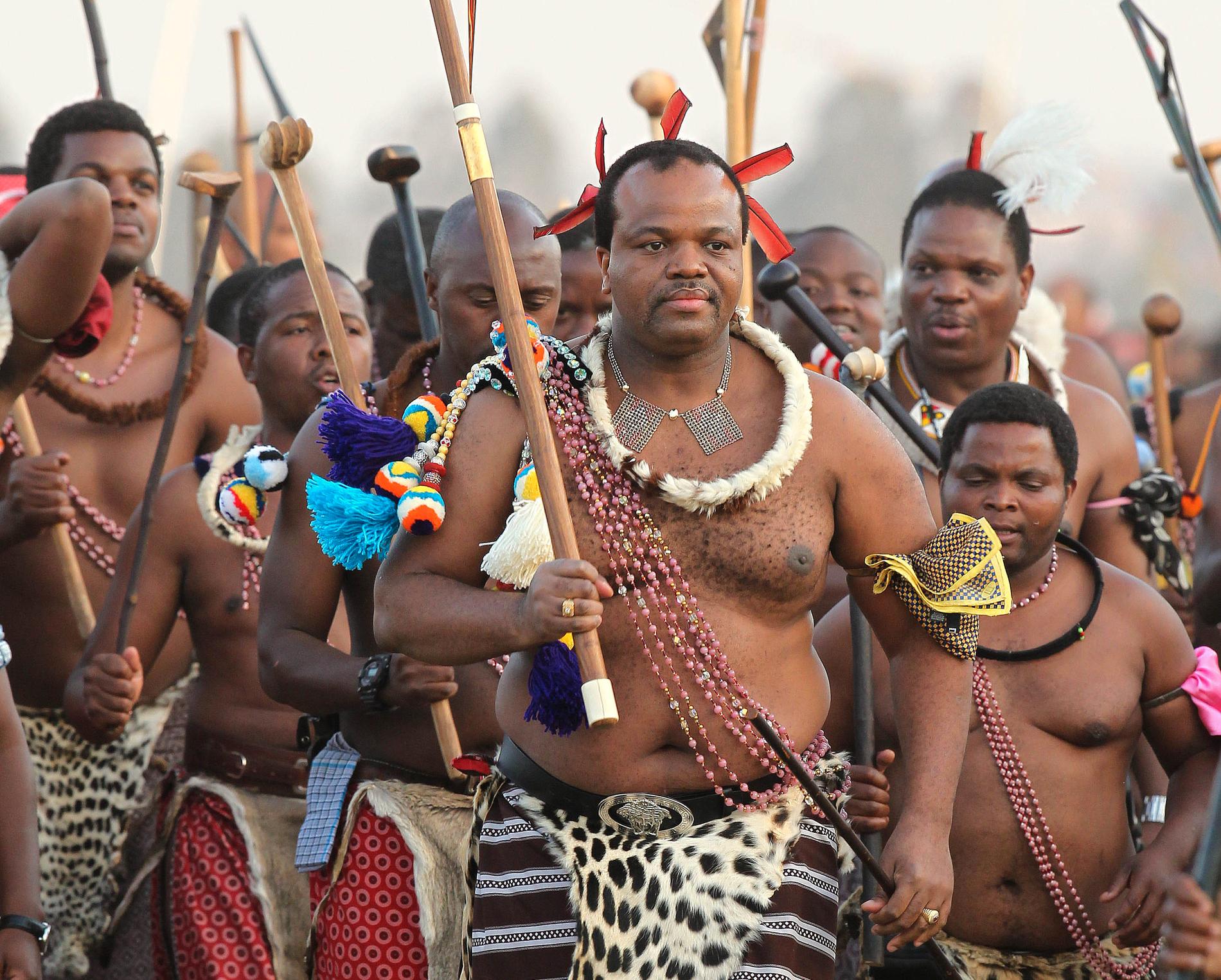 Swazilands kung Mswati III (i mitten) under ett dansevenemang i landets huvudstad Mbabane. Bilden är från 2012.