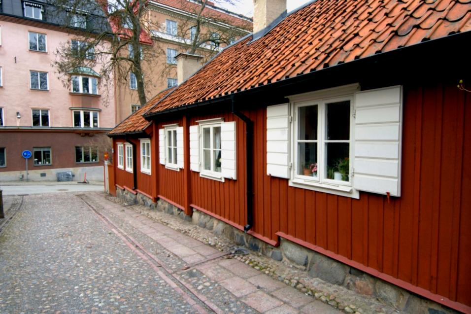 Åsöberget på Södermalm ägs av Stadsholmen och är ett av Stockholms bäst bevarade trähusområden.