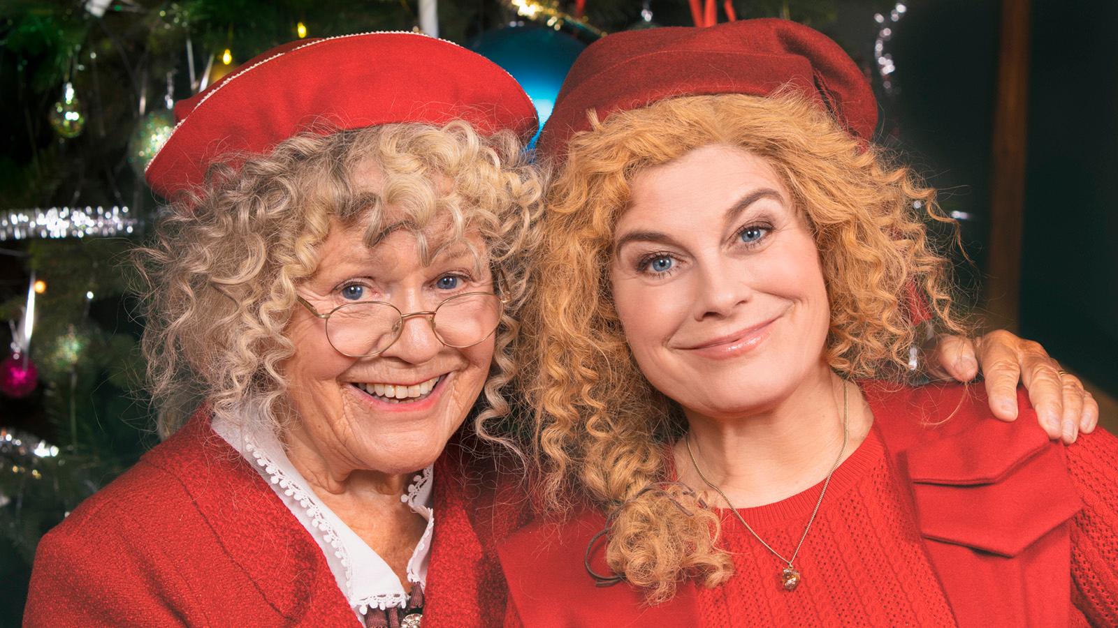 Mor och dotter i julkalendern 2019, där Christina Schollin spelar mot Pernilla Wahlgren.